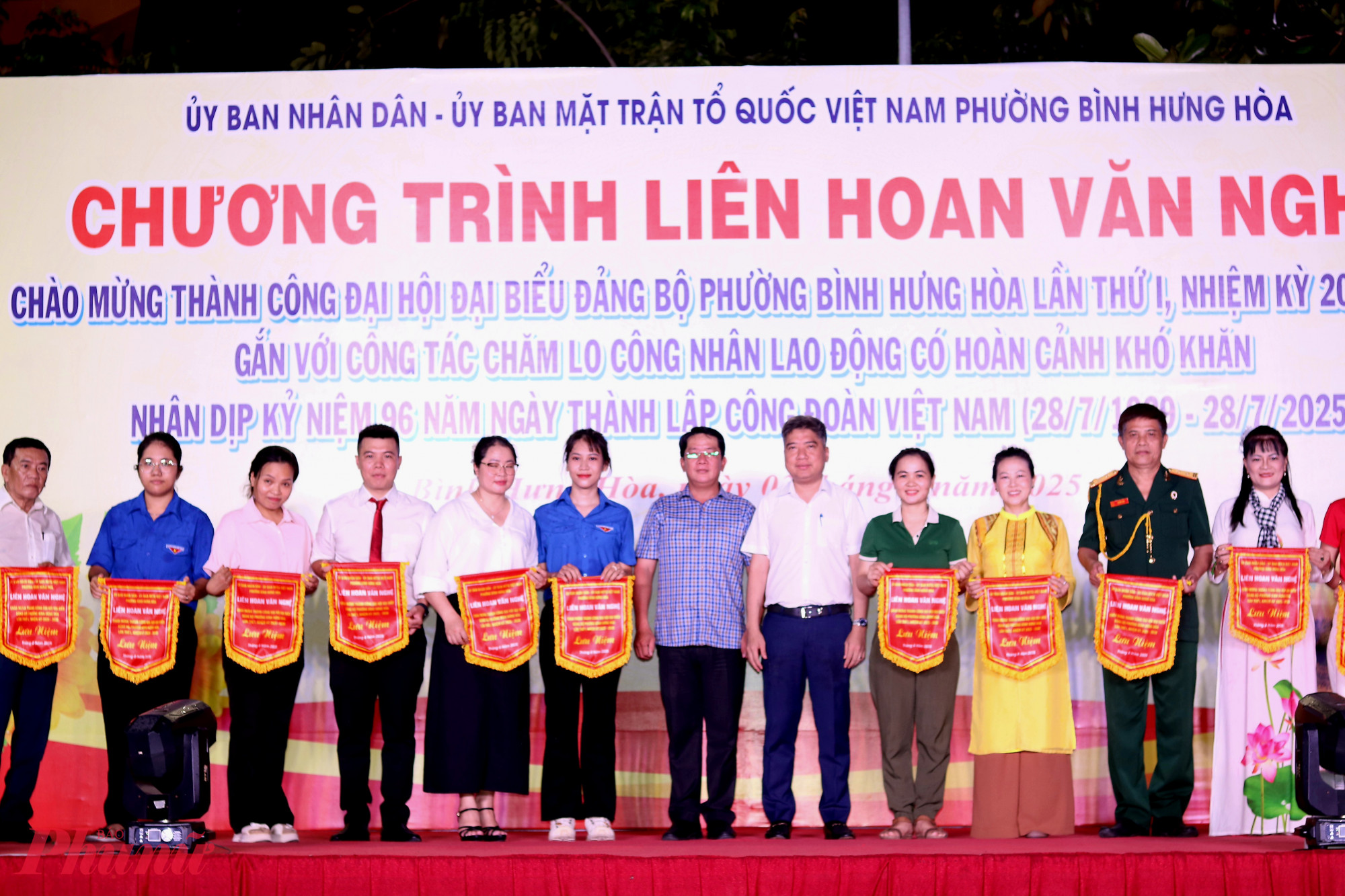 Ban tổ chức trao cờ lưu niệm cho đại diện c&aacute;c đội văn nghệ tham gia li&ecirc;n hoan tối 3/8.