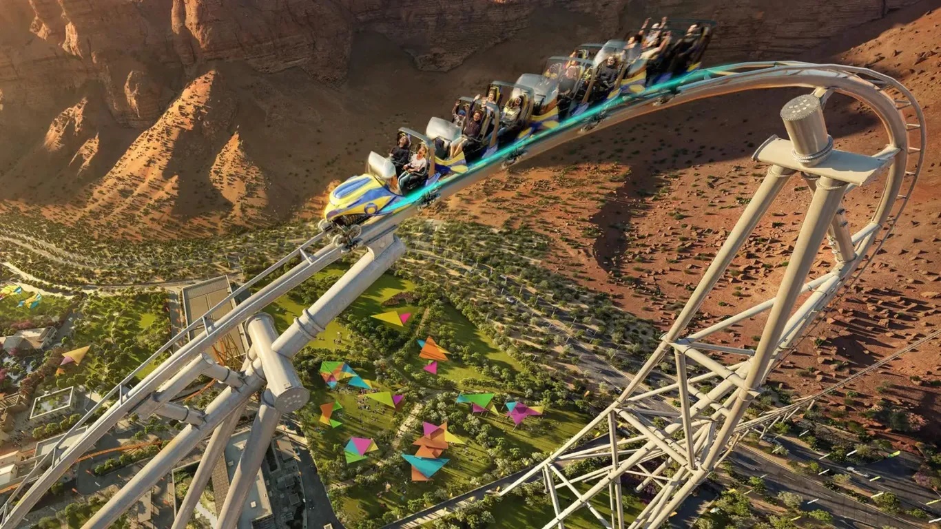 T&agrave;u lượn Falcon, Six Flags Qiddiya, Ả Rập X&ecirc; &Uacute;t l&agrave; t&agrave;u lượn si&ecirc;u tốc bằng th&eacute;p lớn nhất thế giới. N&oacute; lao v&uacute;t l&ecirc;n trời với tốc độ 250 km/h, l&ecirc;n đến độ cao 192 m&eacute;t, rồi rơi xuống thung lũng s&acirc;u 160 m&eacute;t. H&agrave;nh kh&aacute;ch c&oacute; những c&uacute; rơi bất ngờ v&agrave; bay kh&ocirc;ng trọng lực trong v&ograve;ng 3 ph&uacute;t. Falcon sẽ bắt đầu &ldquo;bay&rdquo; v&agrave;o cuối năm 2025. Địa chỉ: Riyadh Digital City, MU04 - tầng 10, Prince Turki Bin Abdulaziz, đường Al Awwal, quận Al Nakheel, Riyadh - Ảnh: Six Flags Qiddiya City