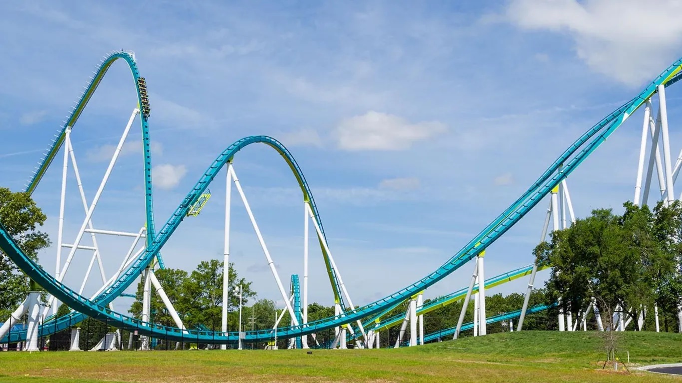 T&agrave;u lượn Fury 325, c&ocirc;ng vi&ecirc;n giải tr&iacute; Carowinds, Bắc Carolina, Mỹ c&oacute; h&agrave;nh tr&igrave;nh d&agrave;i 3 ph&uacute;t 25 gi&acirc;y. T&agrave;u ph&oacute;ng l&ecirc;n độ cao 99 m&eacute;t, rồi rơi th&oacute;t tim từ độ cao 24 m&eacute;t; n&oacute; đi qua c&aacute;c kh&uacute;c cua uốn lượn, lao v&agrave;o 1 đường hầm d&agrave;i 58 m&eacute;t rồi th&ecirc;m c&uacute; lượn h&igrave;nh chữ U nghi&ecirc;ng 91 độ với tốc độ l&ecirc;n tới 152km/giờ. Địa chỉ: 300 Carowinds Blvd, Charlotte, Bắc Carolina - Ảnh: Carowinds