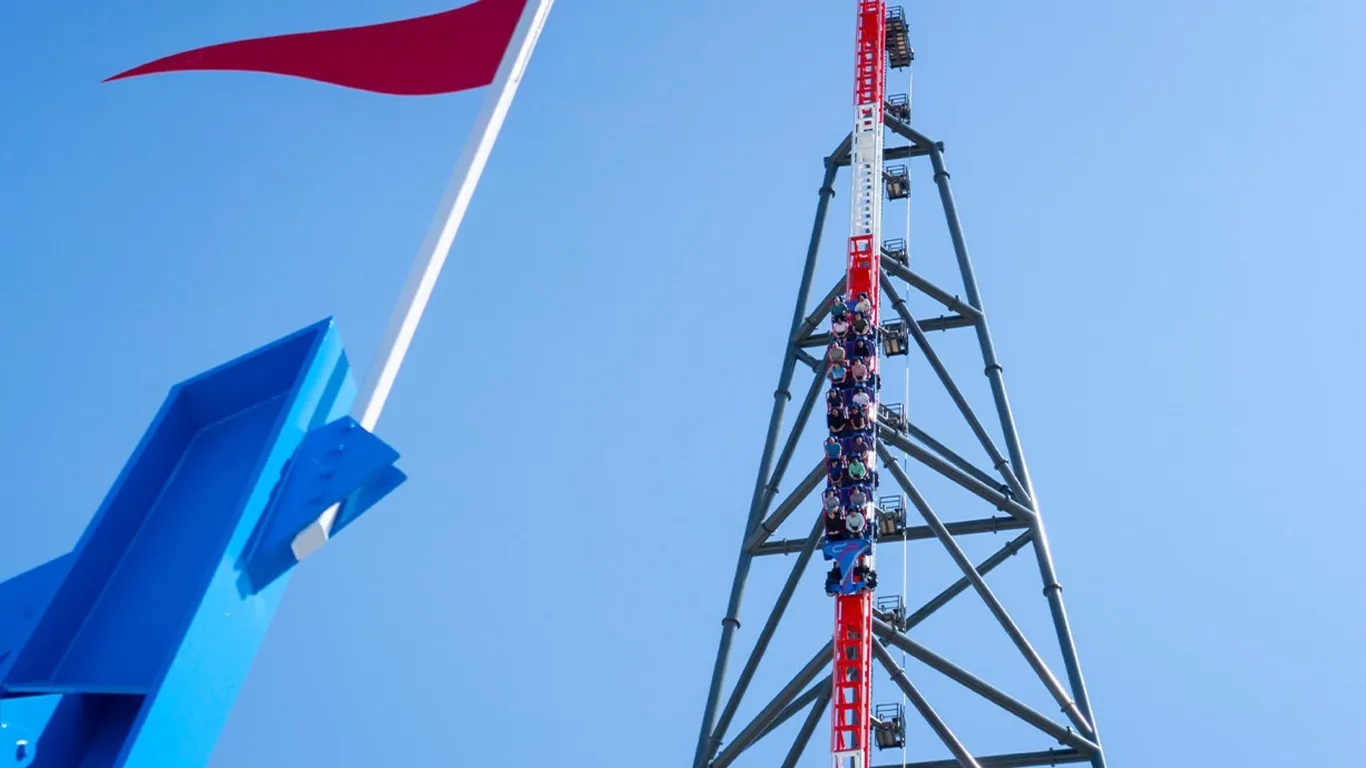 T&agrave;u lượn Top Thrill 2, Cedar Point, bang Ohio, Mỹ chạy với tốc độ 193 km/giờ, l&ecirc;n độ cao 128 m&eacute;t v&agrave; rơi xuống trong 2 ph&uacute;t. L&agrave; đường đua thẳng đứng duy nhất tr&ecirc;n thế giới, t&agrave;u lượn si&ecirc;u tốc n&agrave;y c&oacute; 3 khoảnh khắc rơi tự do:  c&uacute; &ldquo;trượt ngược&rdquo; đầy kịch t&iacute;nh, lướt l&ecirc;n 1 t&ograve;a th&aacute;p cao chọc trời v&agrave; cuối c&ugrave;ng l&agrave; 1 v&ograve;ng xoắn 270 độ. Đ&acirc;y l&agrave; t&agrave;u lượn si&ecirc;u tốc cao nhất v&agrave; nhanh nhất thế giới t&iacute;nh tới thời điểm hiện tại. Địa chỉ: 1 Cedar Point Dr, Sandusky, Ohio - Ảnh: Cedar Point