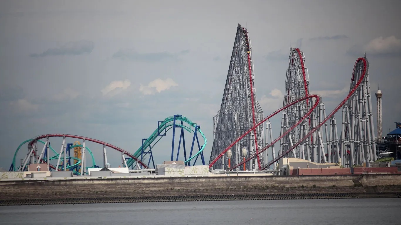 T&agrave;u lượn Steel Dragon 2000, Nagashima Spa Land, Nhật Bản ra mắt v&agrave;o năm 2000. T&agrave;u n&agrave;y đưa bạn &ldquo;bay lượn&rdquo; tr&ecirc;n bầu trời trong v&ograve;ng  4 ph&uacute;t  với với tốc độ 152km/giờ c&ugrave;ng c&uacute; rơi từ độ cao 93 m&eacute;t. T&agrave;u c&oacute; c&aacute;c đường hầm v&agrave; hệ thống phanh h&atilde;m đầy bất ngờ. Địa chỉ: 333 Nagashimacho Urayasu, Kuwana, Mie - Ảnh: Alpsdake