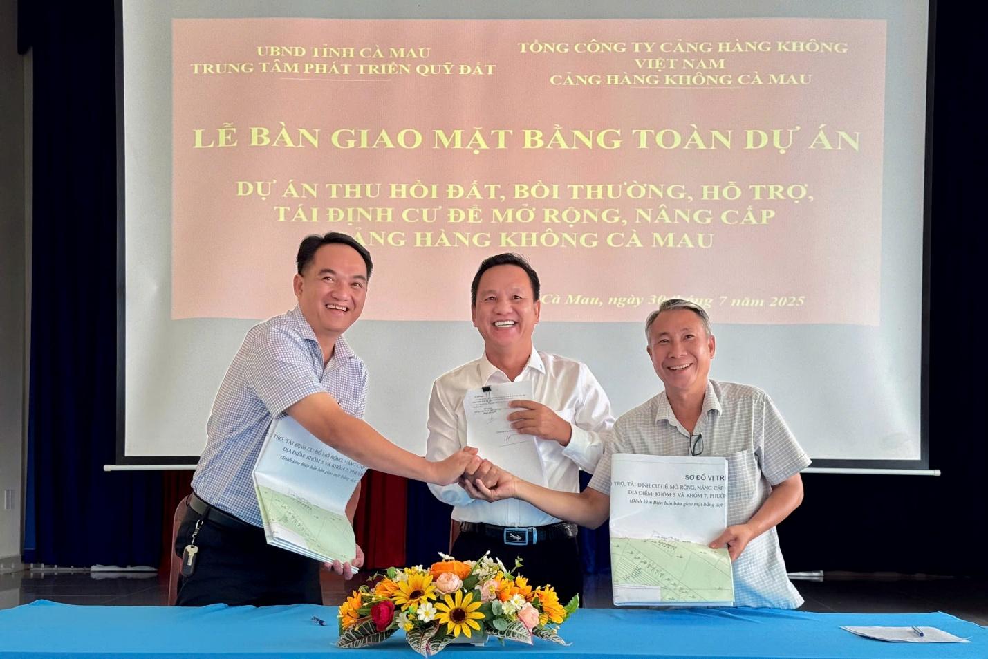 Trung t&acirc;m Ph&aacute;t triển quỹ đất tỉnh C&agrave; Mau c&ugrave;ng Cảng h&agrave;ng kh&ocirc;ng C&agrave; Mau v&agrave; UBND phường T&acirc;n Th&agrave;nh thực hi&ecirc;̣n thủ tục b&agrave;n giao mặt bằng