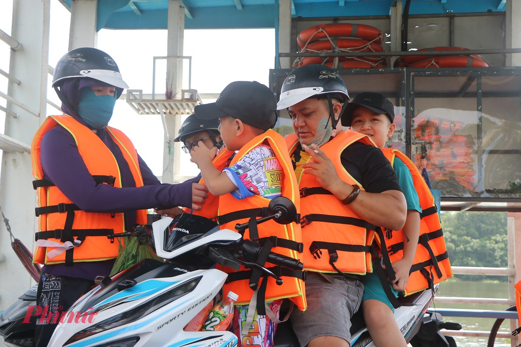 H&agrave;nh kh&aacute;ch đi t&agrave;u, ph&agrave;... mặc &aacute;o phao đầy đủ. 