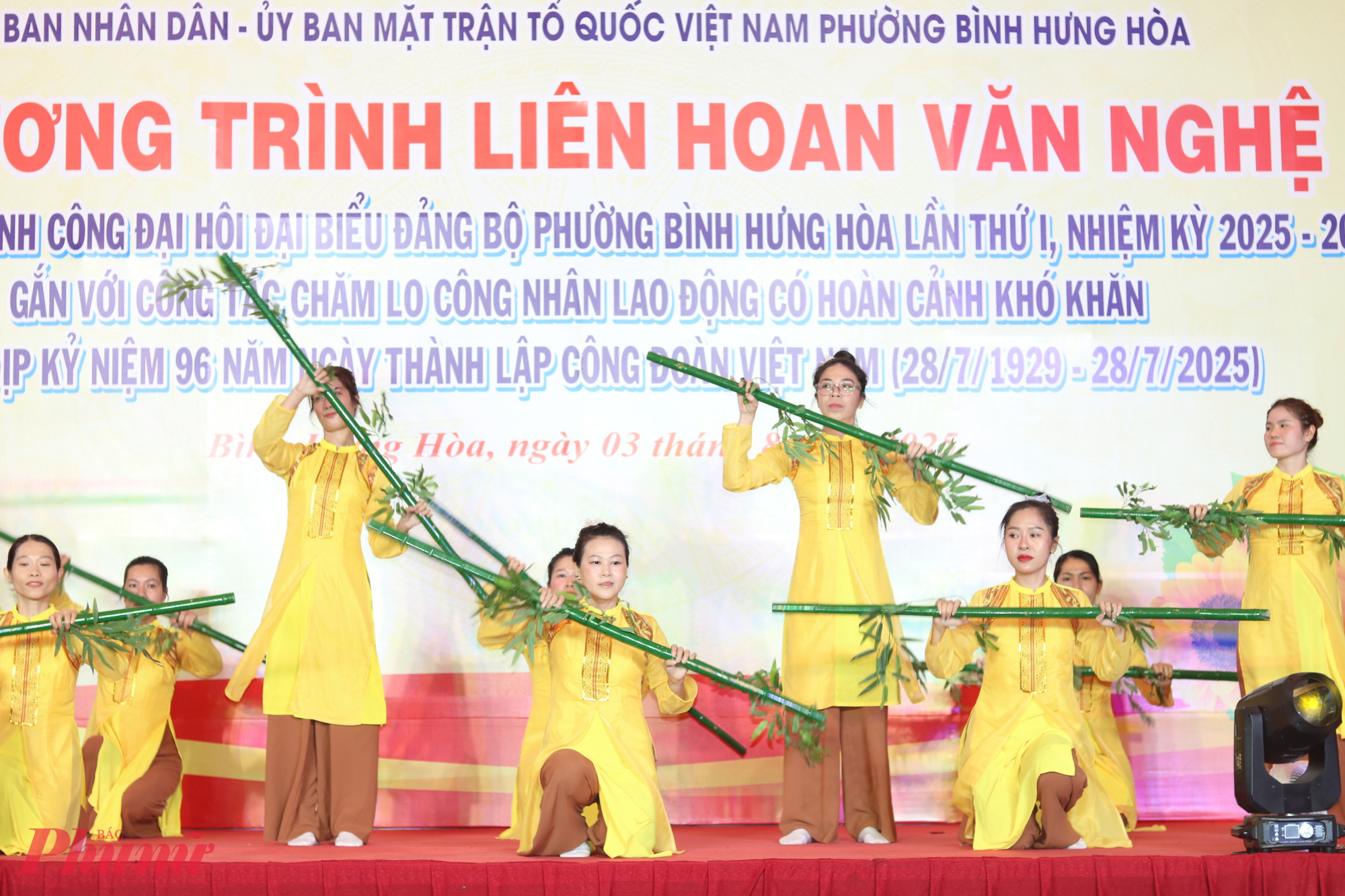Tiết mục m&uacute;a tr&ecirc;n nền ca kh&uacute;c M&aacute;u đỏ da v&agrave;ng qua phần thể hiện của gi&aacute;o vi&ecirc;n Trường tiểu học B&igrave;nh Thuận. 
