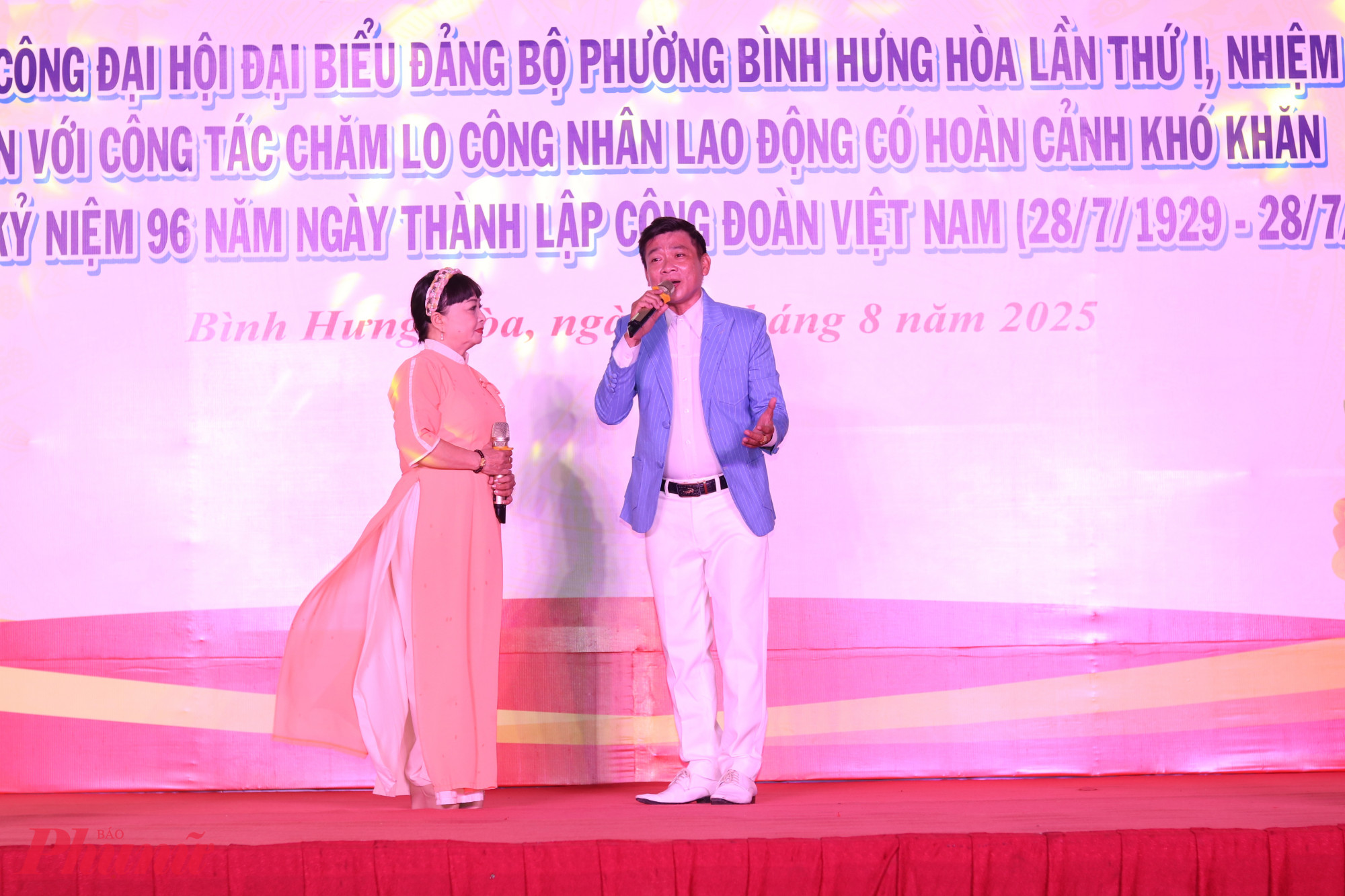 Tiết mục ca cổ B&igrave;nh Hưng Ho&agrave; &ndash; kh&uacute;c ca ng&agrave;y mới qua phần thể hiện của th&agrave;nh vi&ecirc;n c&acirc;u lạc bộ Đờn ca t&agrave;i tử phường B&igrave;nh Hưng H&ograve;a khiến khả giả li&ecirc;n tục vỗ tay khen ngợi. 