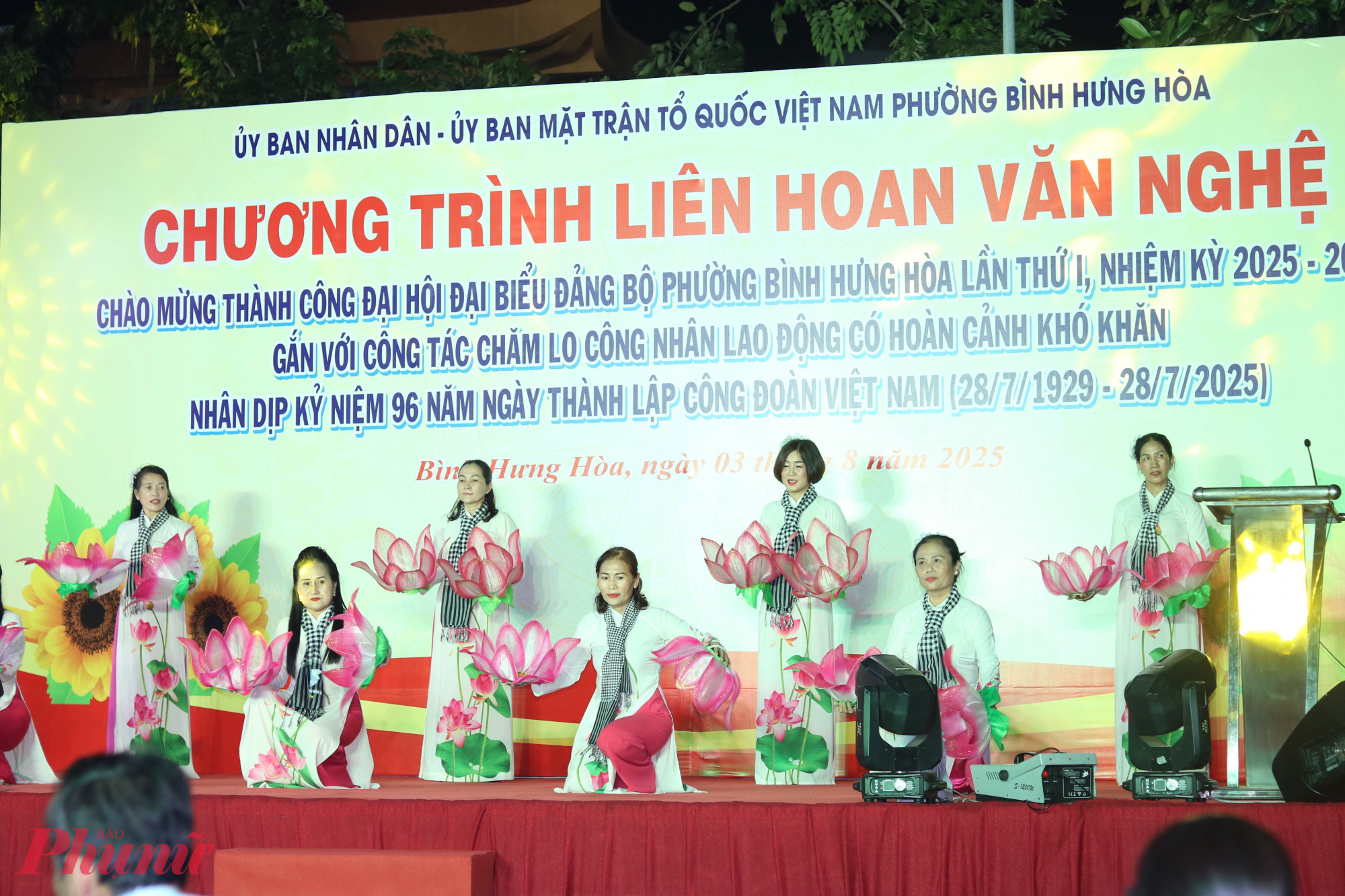 Tiết mục m&uacute;a Miền Nam nhớ m&atilde;i ơn Người qua phần thể hiện của c&aacute;n bộ, hội vi&ecirc;n phụ nữ phường B&igrave;nh Hưng Ho&agrave;. 