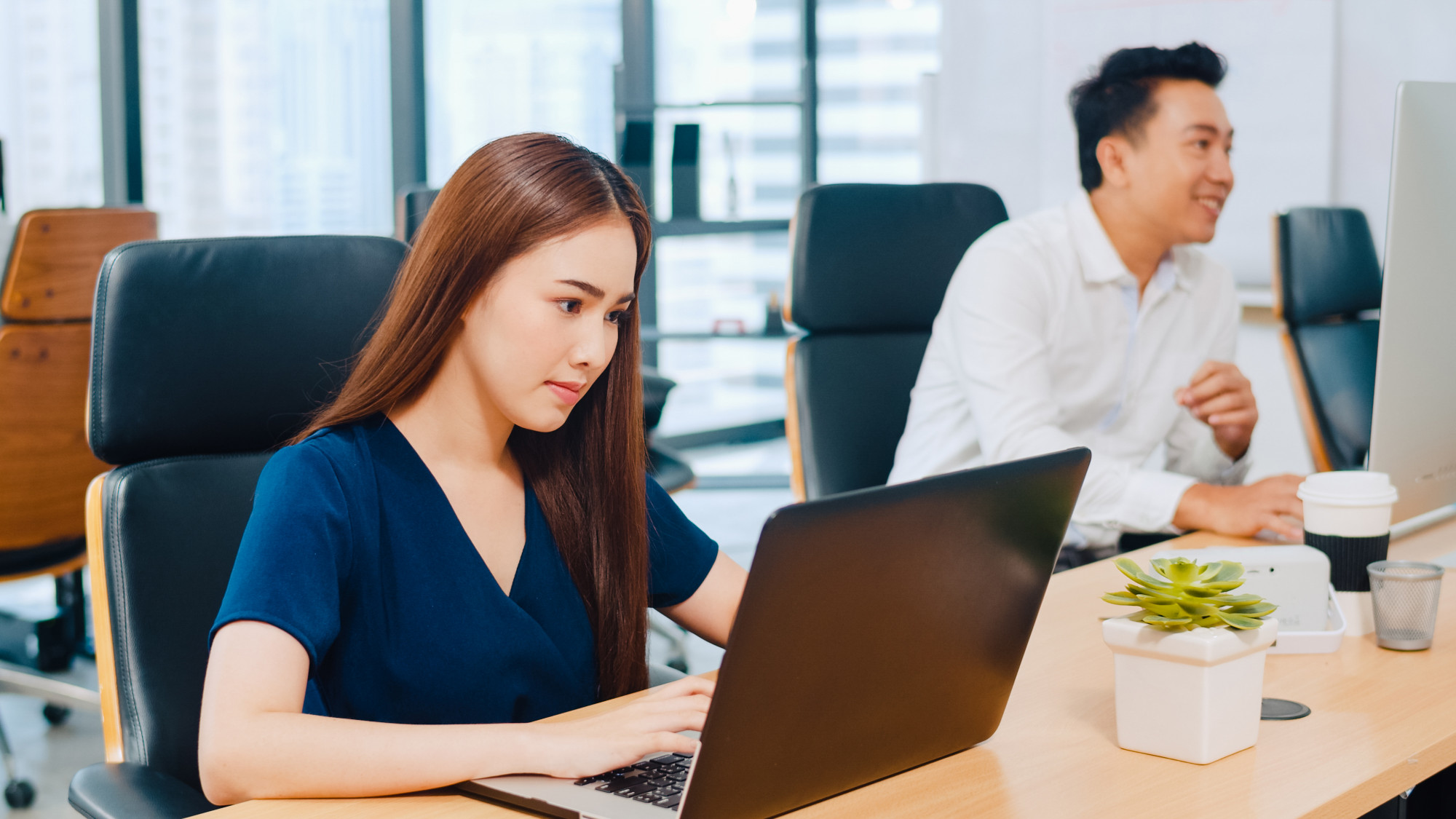 Kh&ocirc;ng ai ngờ c&ocirc; ấy ch&iacute;nh l&agrave; tiểu tam của sếp - Ảnh minh họa: Freepik