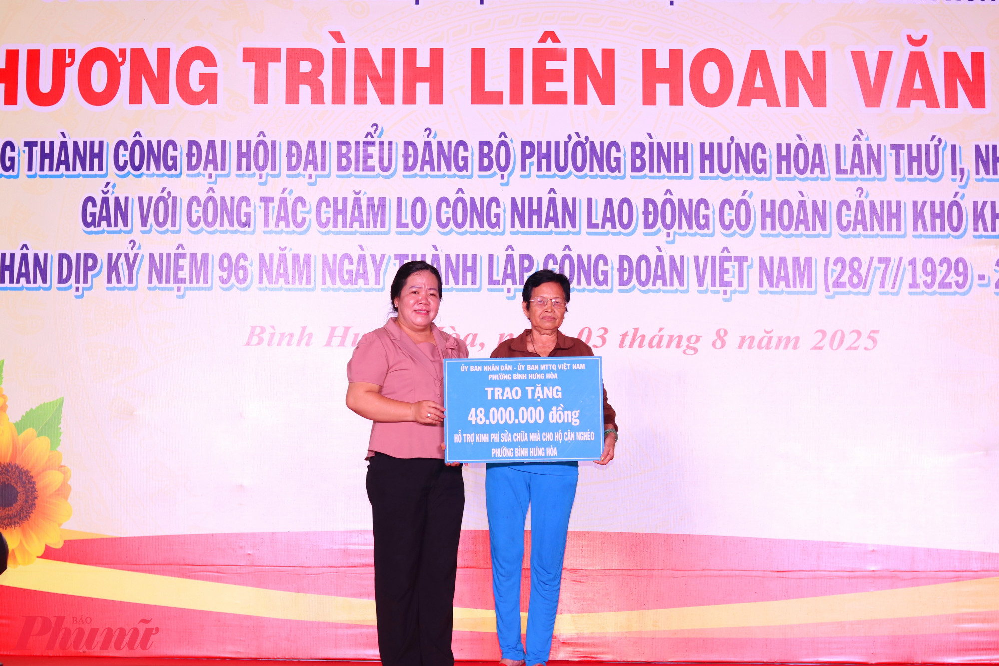 B&agrave; Nguyễn Thanh Nguyệt &ndash; Chủ tịch Ủy ban Mặt trận Tổ quốc phường B&igrave;nh Hưng Ho&agrave; &ndash; trao bảng tượng trưng kinh ph&iacute; hỗ trợ gia đ&igrave;nh b&agrave; Nguyễn Thị T&acirc;m sửa nh&agrave;. 