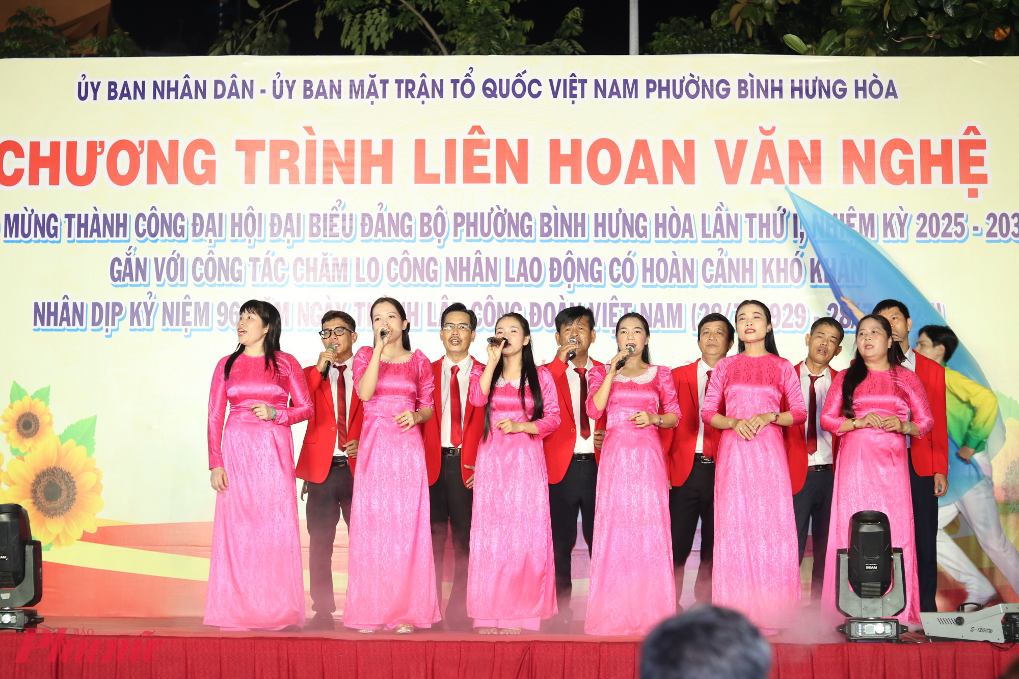 Ca kh&uacute;c B&igrave;nh Hưng Ho&agrave; xanh qua phần thể hiện của tốp ca Trường Tiểu học B&igrave;nh Hưng Ho&agrave;. 