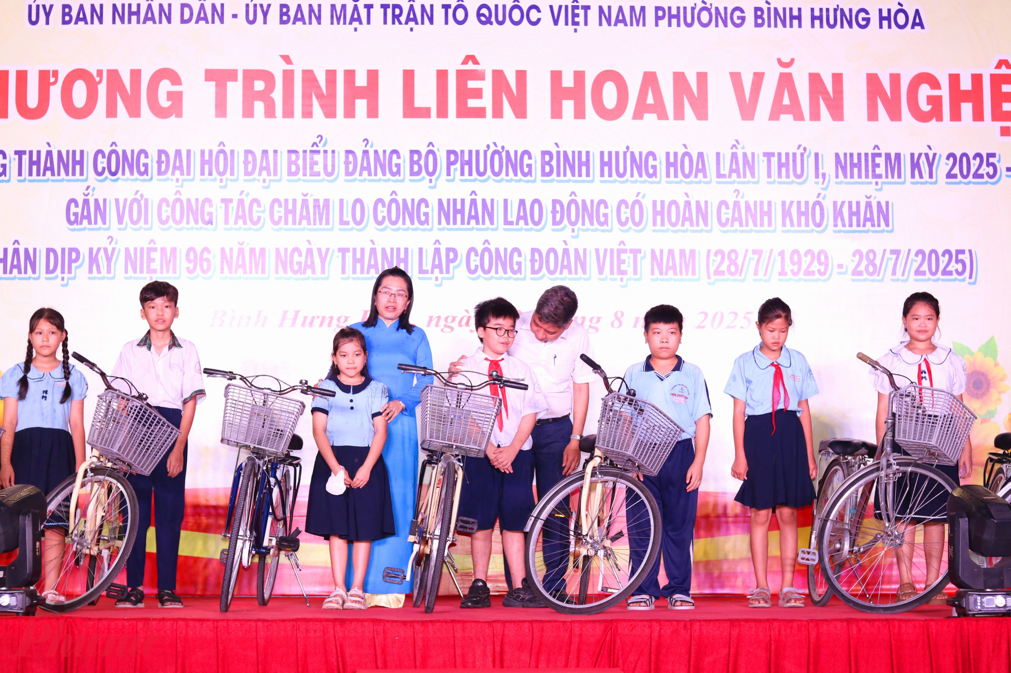 Ban tổ chức trao xe đạp cho c&aacute;c em học sinh.