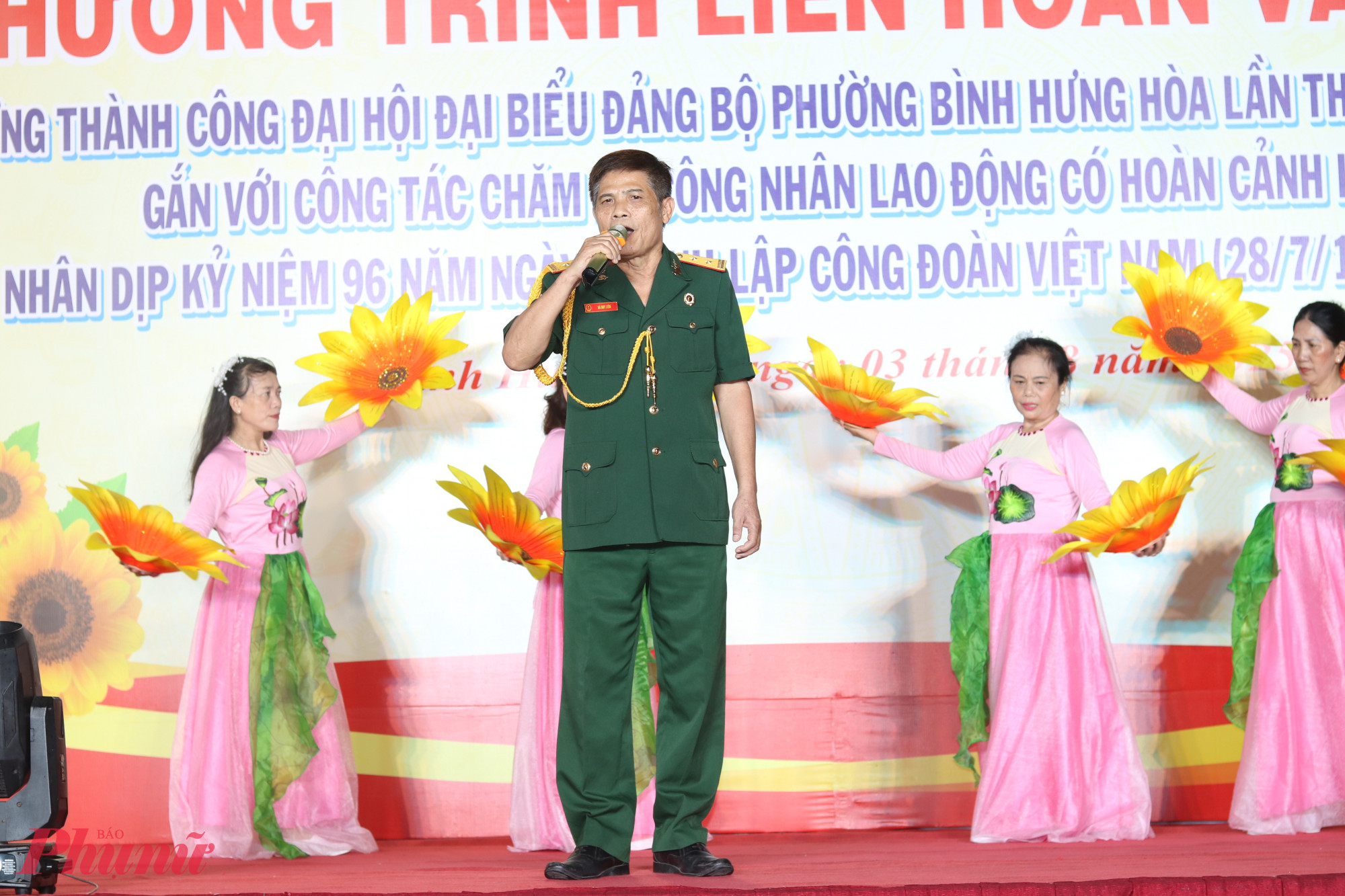 C&aacute;c ch&uacute; cựu chiến binh phường thể hiện ca kh&uacute;c Người về thăm qu&ecirc;.