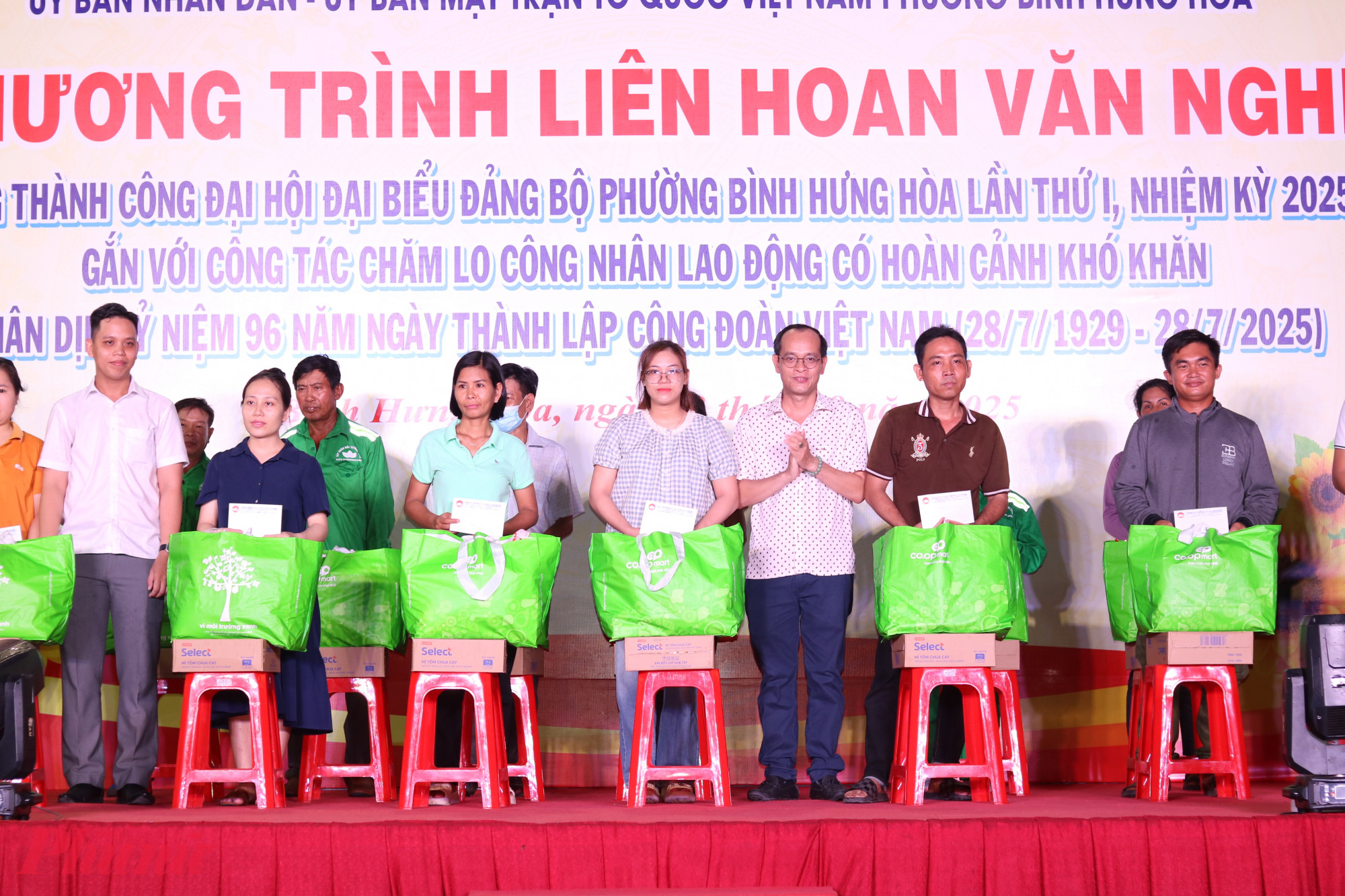 Những phần qu&agrave; nghĩa t&igrave;nh đến với anh chị em c&ocirc;ng nh&acirc;n lao động c&oacute; ho&agrave;n cảnh kh&oacute; khăn. 
