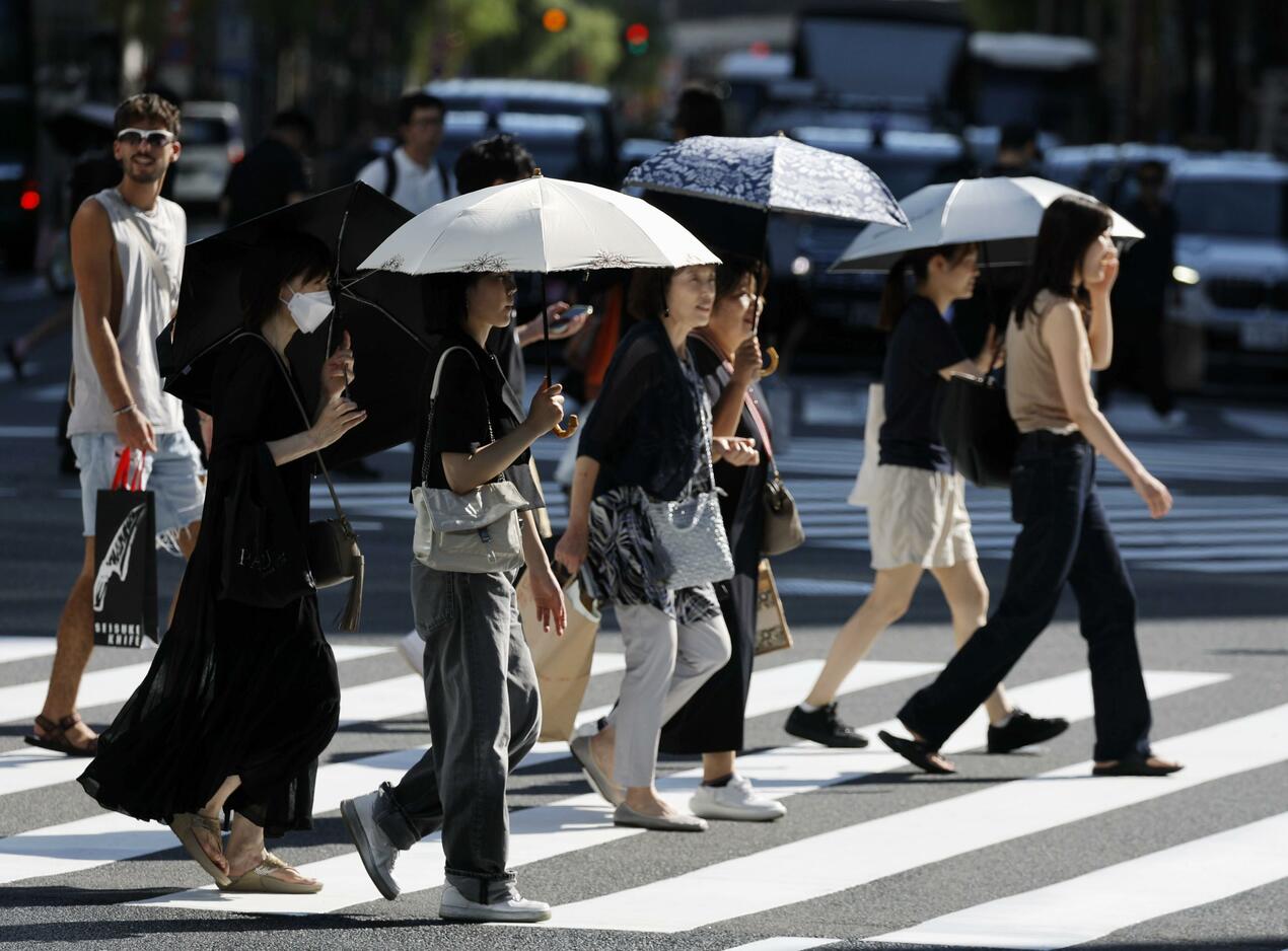 Người d&acirc;n đi bộ giữa c&aacute;i n&oacute;ng gay gắt ở Tokyo, Nhật Bản v&agrave;o ng&agrave;y 29 /7/2025 - Ảnh: Kyodo