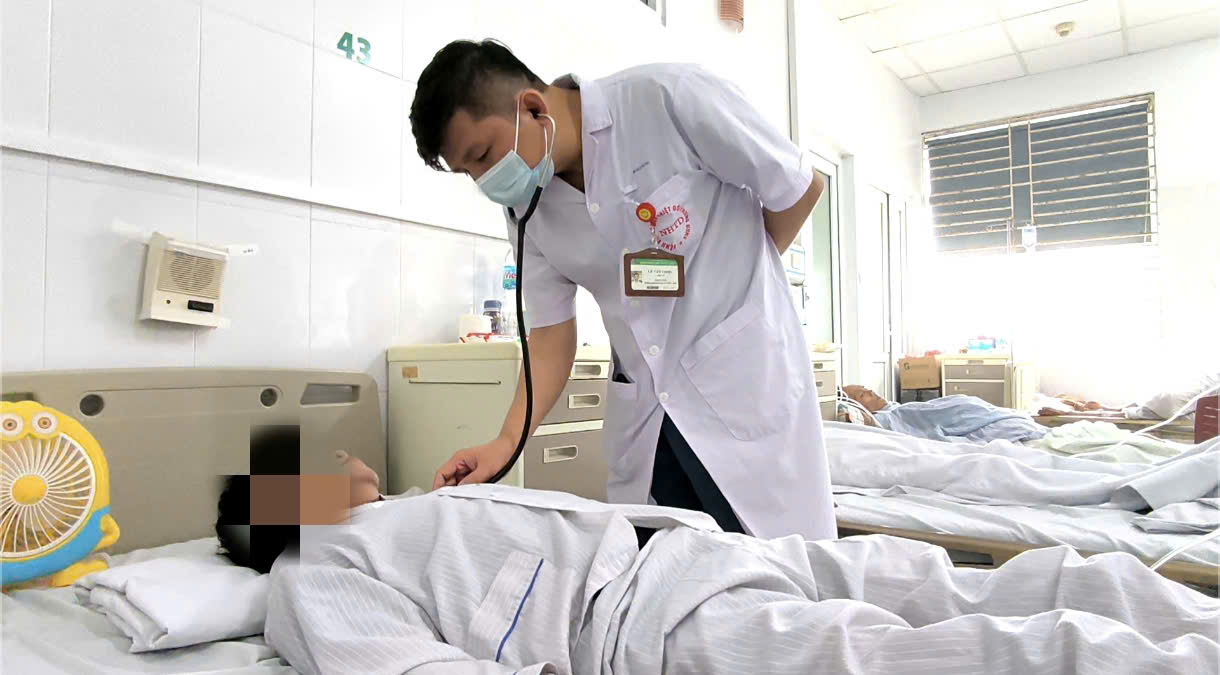 Bệnh nh&acirc;n ph&aacute;t hiện vi&ecirc;m mang n&atilde;o do k&yacute; sinh tr&ugrave;ng sau nhiều ng&agrave;y đau đầu, buồn n&ocirc;n - ảnh: T.S.