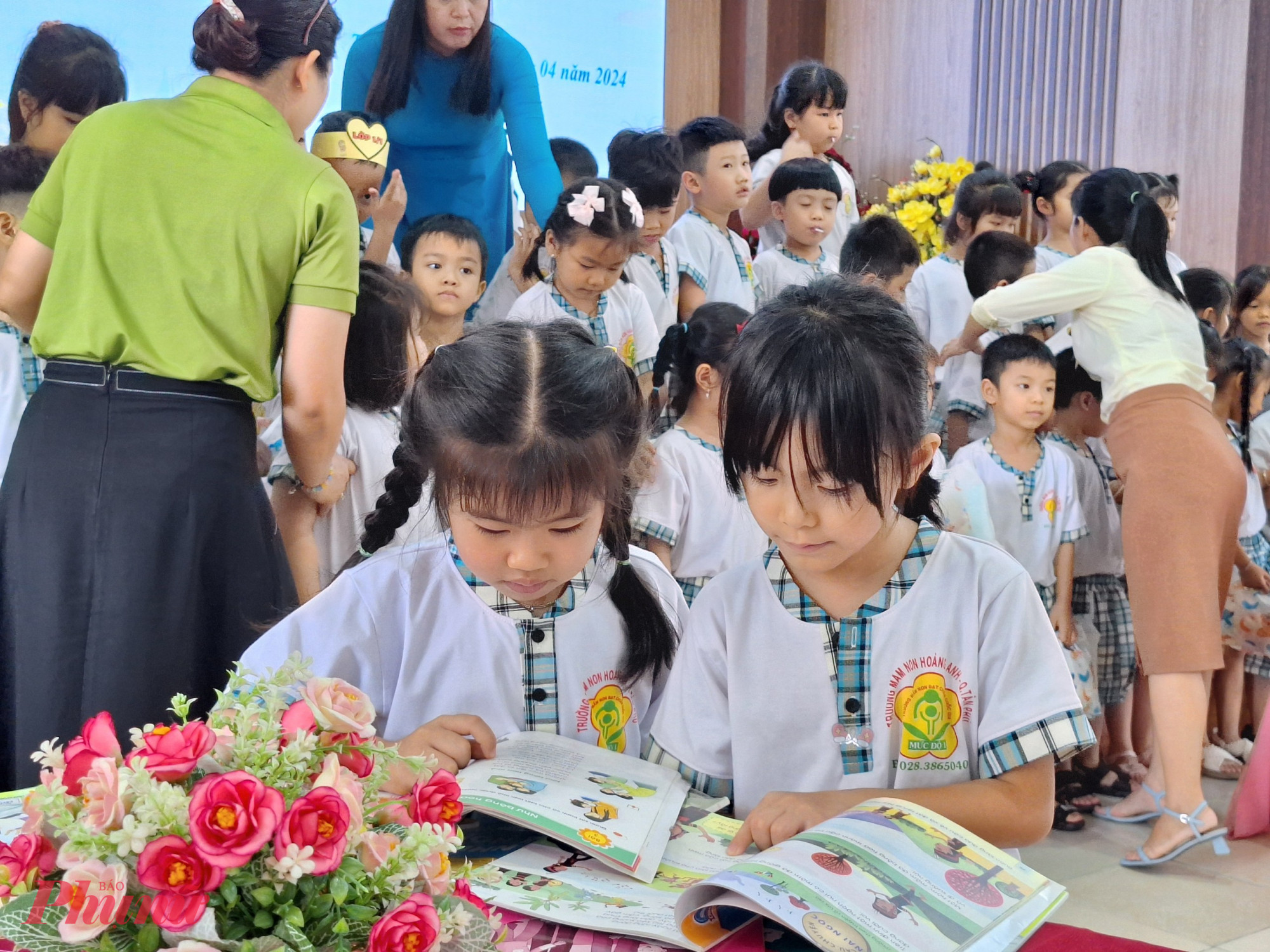 Học sinh lớp Một Trường tiểu học Hiệp T&acirc;n (quận T&acirc;n Ph&uacute;) trong ng&agrave;y nhập học đầu ti&ecirc;n - Ảnh: Trang Thư