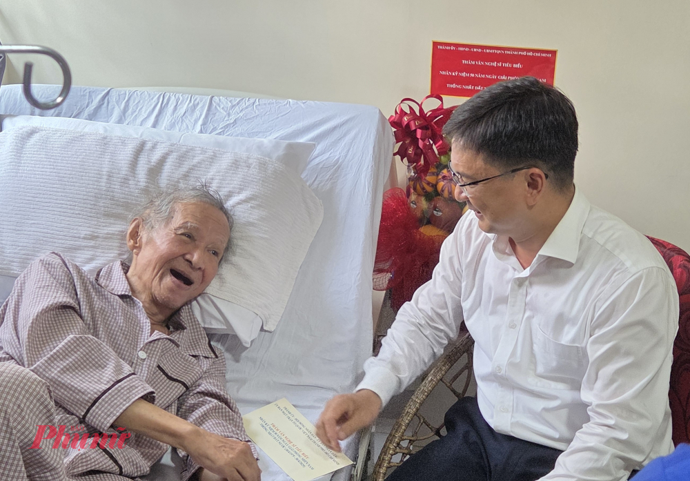 D&ugrave; tuổi cao, sức yếu, nhạc sĩ Trần Long Ẩn vẫn minh mẫn v&agrave; giữ được sự d&iacute; dỏm thường thấy.