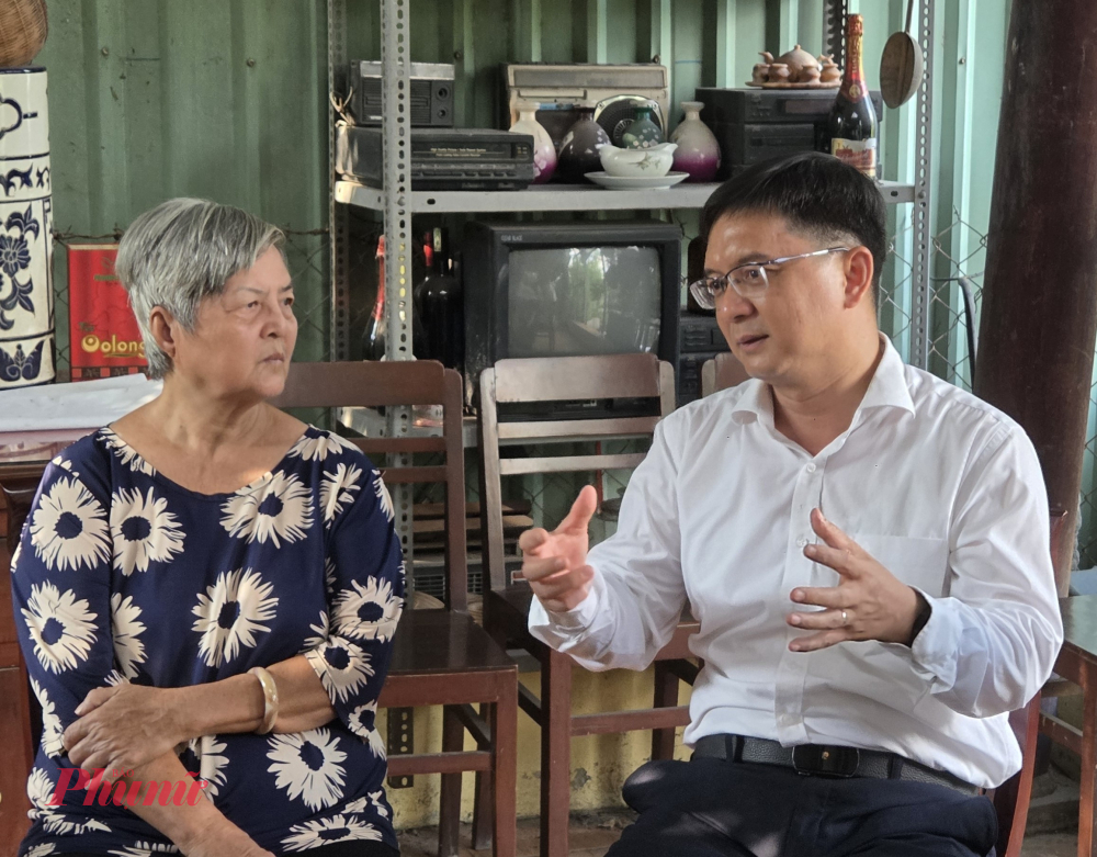 &Ocirc;ng Nguyễn Mạnh Cường trao đổi với NS ƯT Phi Yến