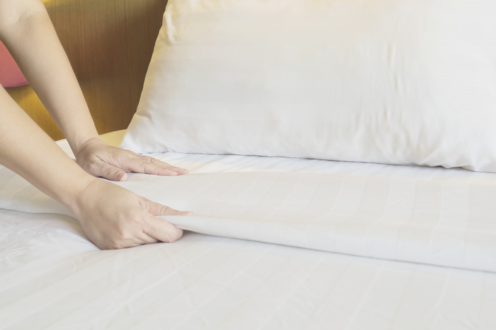 Chi nhiều tiền hơn cho drap, gối, để ph&ograve;ng ngủ sang trọng hơn - Ảnh: Freepik