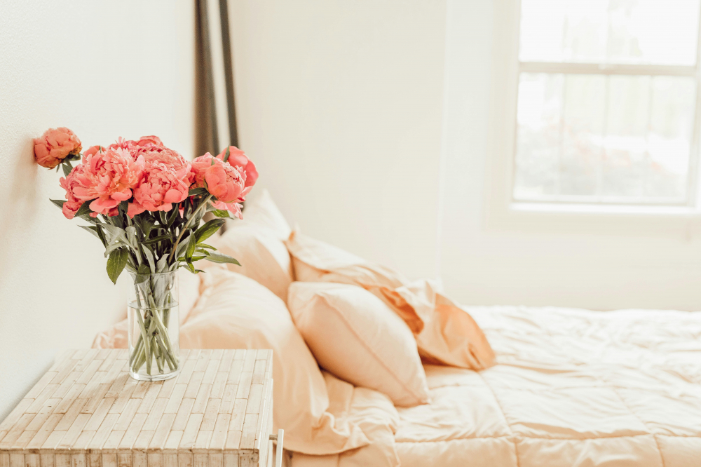 Trang tr&iacute; b&agrave;n đầu giường thay v&igrave; để bừa bộn cũng l&agrave; c&aacute;ch gi&uacute;p ph&ograve;ng ngủ tr&ocirc;ng sang trọng hơn - Ảnh: Unsplash