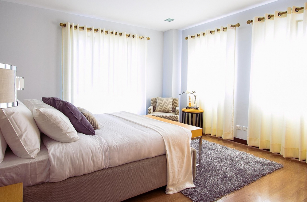 Đầu tư v&agrave;o chiếc giường cũng l&agrave; c&aacute;ch để l&agrave;m cho ph&ograve;ng ngủ sang trọng hơn - Ảnh: Pixabay
