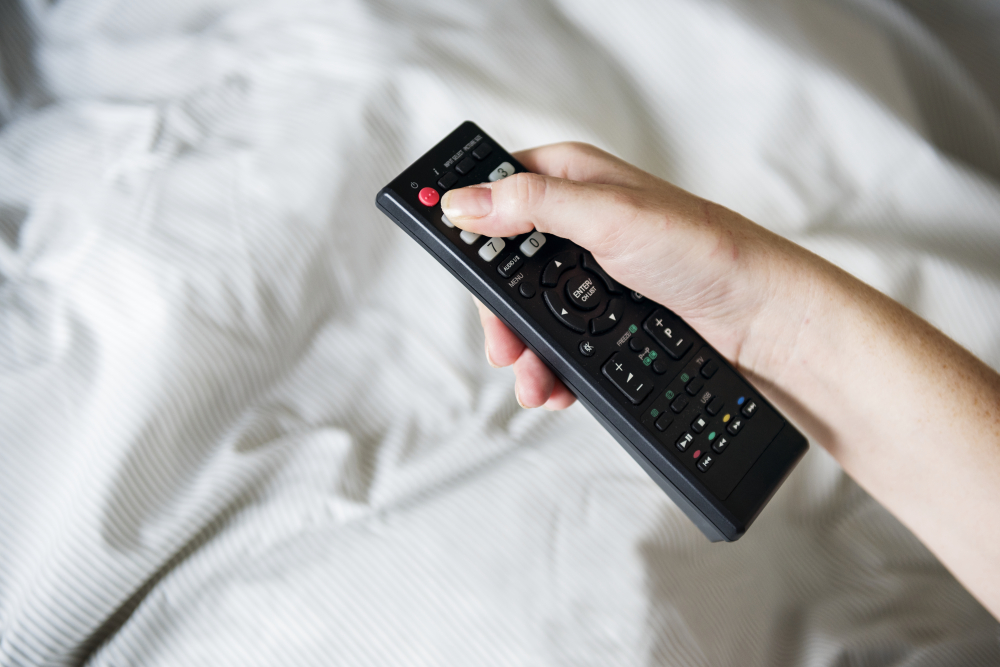 Remote TV c&oacute; thể l&agrave; ổ vi khuẩn trong ph&ograve;ng kh&aacute;ch sạn - Ảnh: Freepik