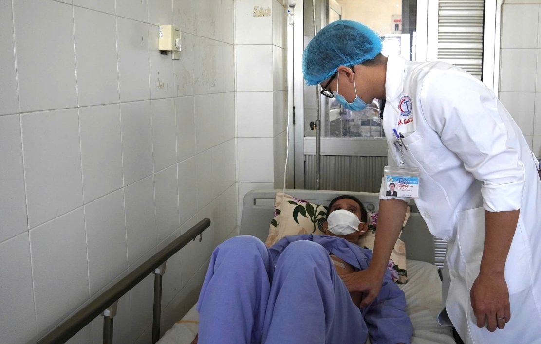C&aacute;c b&aacute;c sĩ chăm s&oacute;c bệnh nh&acirc;n sau khi phẫu thuật th&agrave;nh c&ocirc;ng. Ảnh: CTV