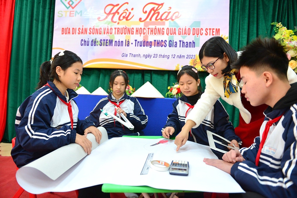 Học sinh Trường THCS Gia Thanh, tỉnh Ph&uacute; Thọ trong giờ học STEM - qua di sản n&oacute;n l&aacute;. Ảnh: Minh Nhật