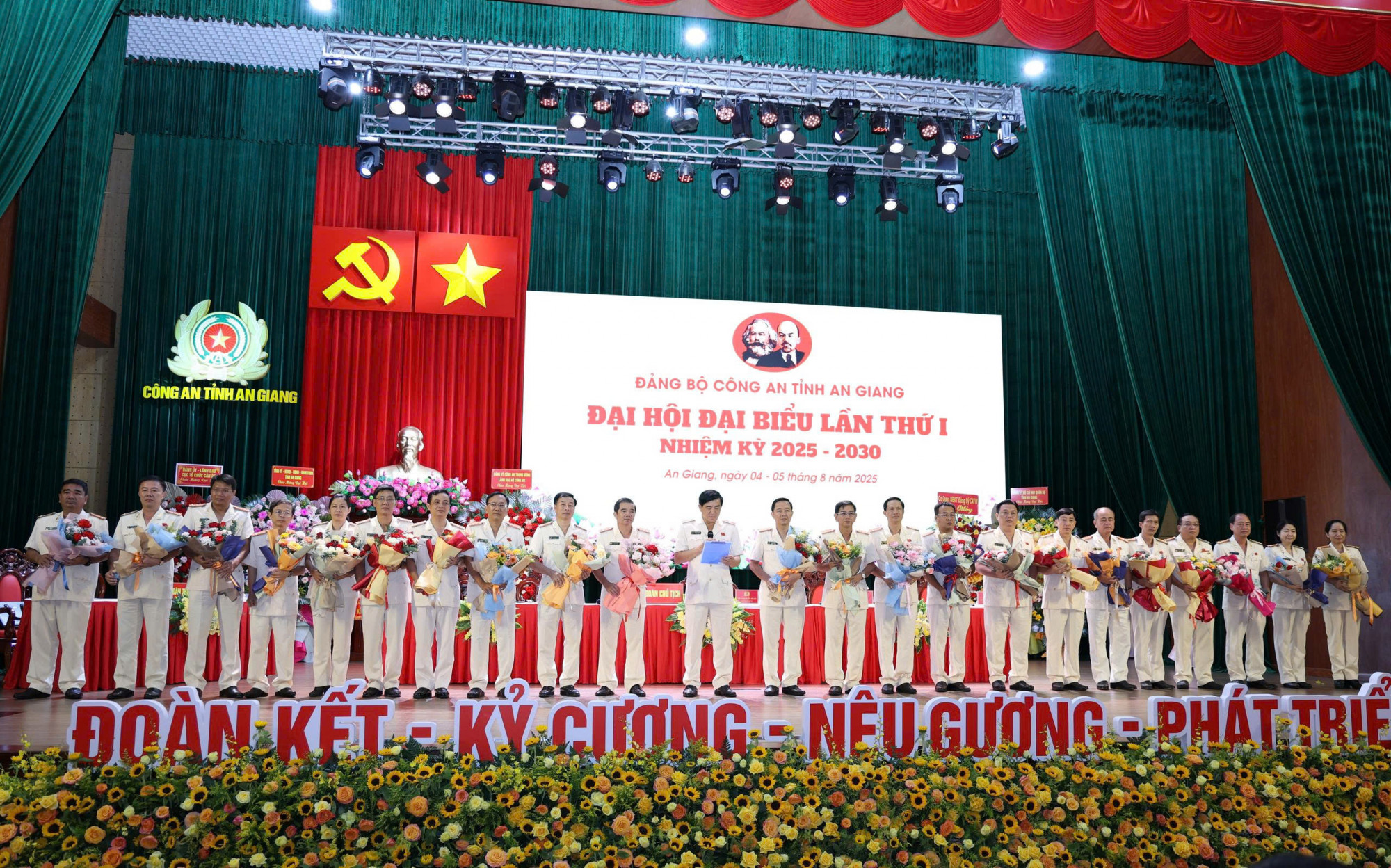 Ra mắt Ban Chấp h&agrave;nh Đảng bộ C&ocirc;ng an tỉnh An Giang - Ảnh CACC
