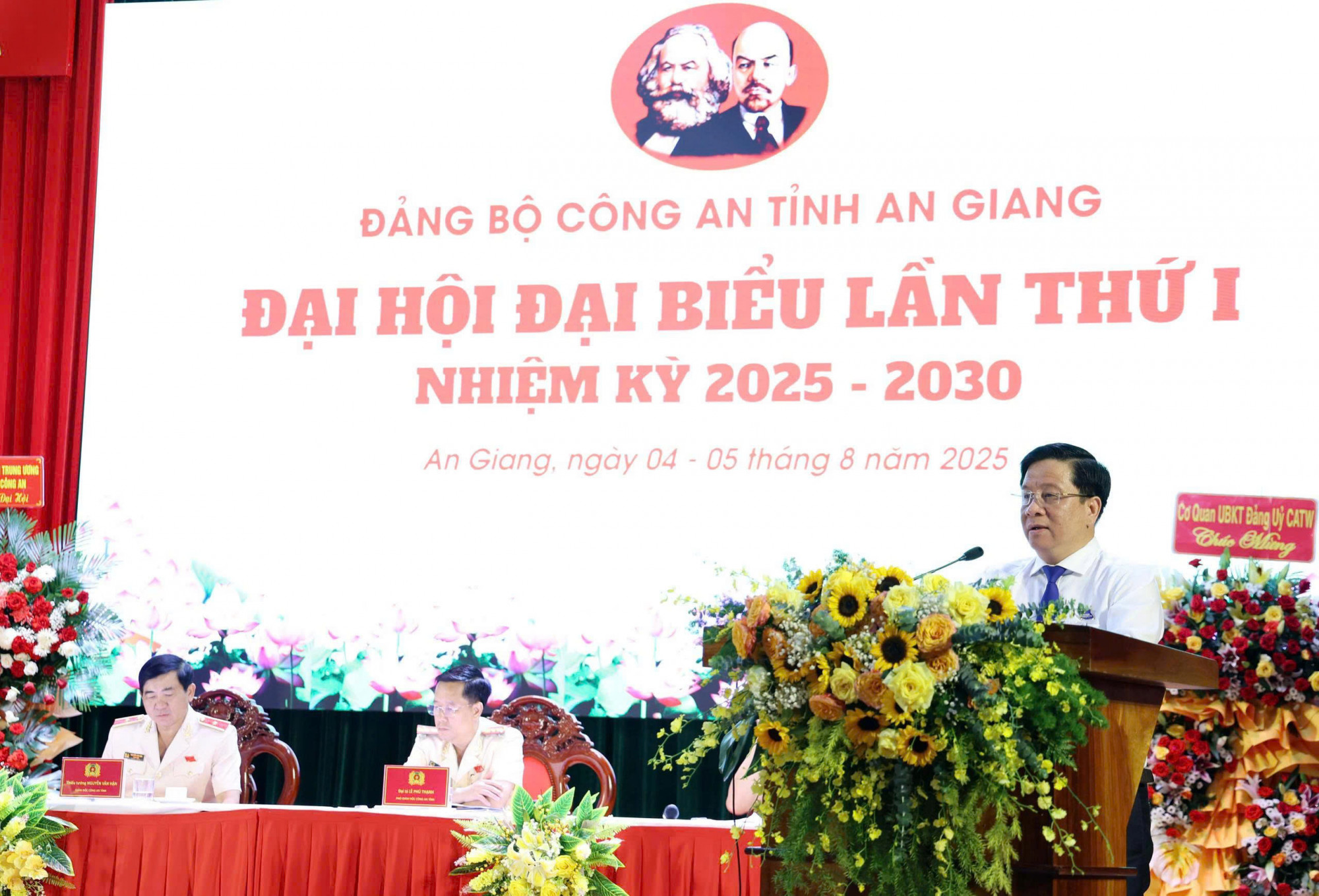 &Ocirc;ng Hồ Văn Mừng - Chủ tịch UBND tỉnh An Giang ph&aacute;t biểu chỉ đạo tại đại hội - Ảnh Tiến Dũng