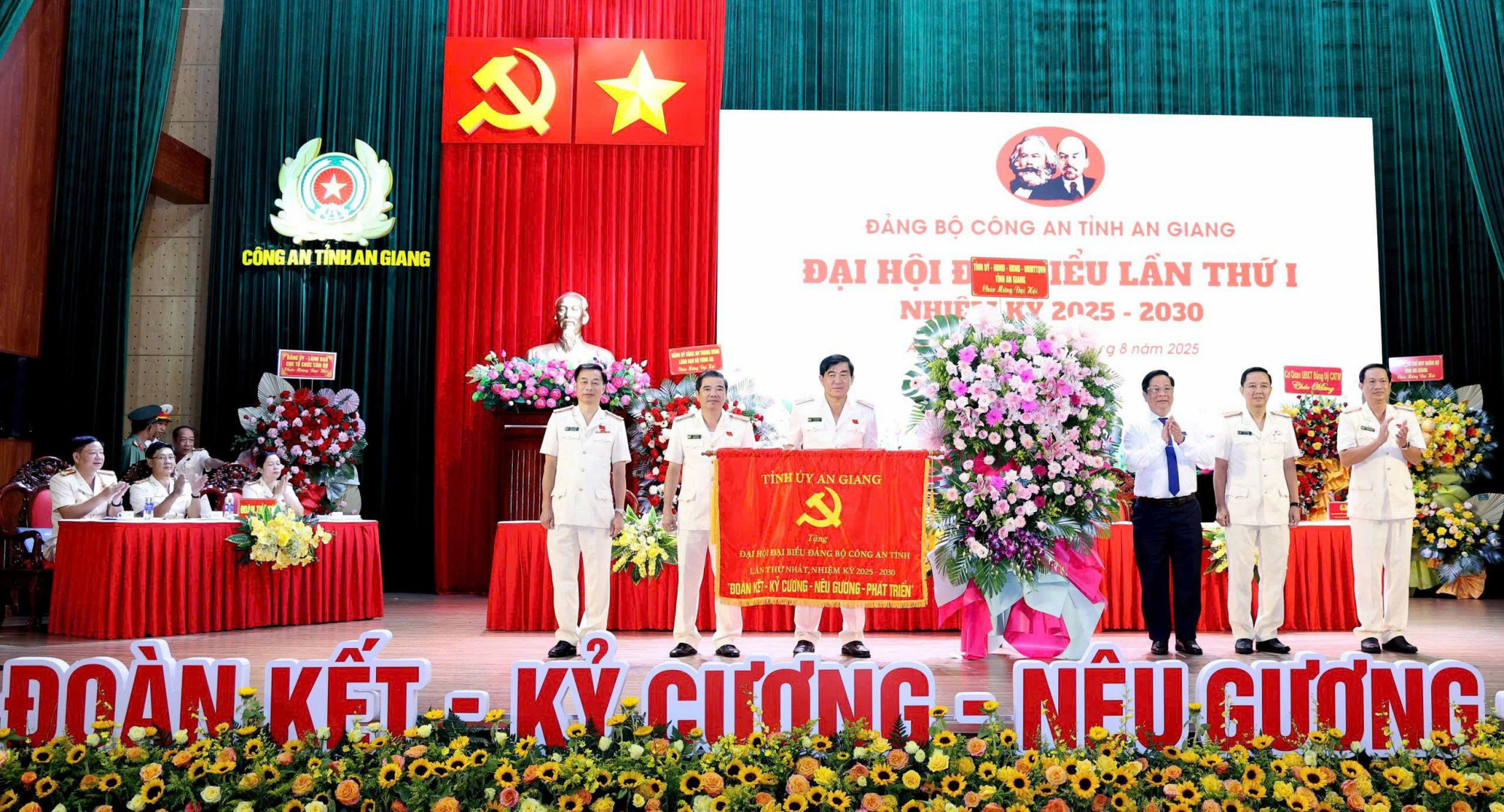 &Ocirc;ng Hồ Văn Mừng - Chủ tịch UBND tỉnh An Giang trao cờ thi đua cho C&ocirc;ng an tỉnh An Giang - Ảnh Tiến Dũng