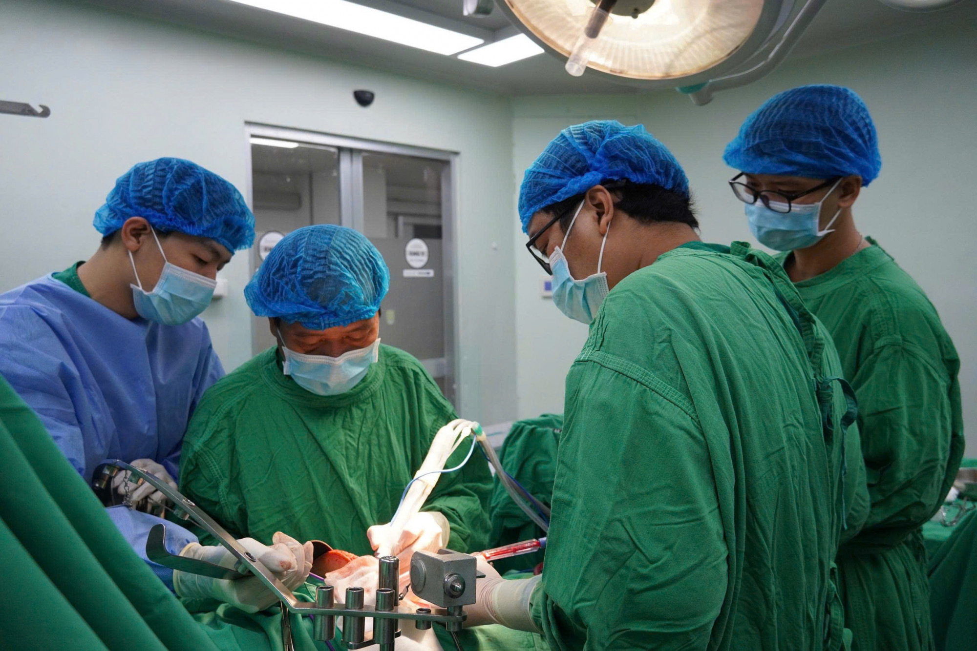 C&aacute;c b&aacute;c sĩ dao mổ si&ecirc;u &acirc;m cắt gan cho bệnh nh&acirc;n ung thư