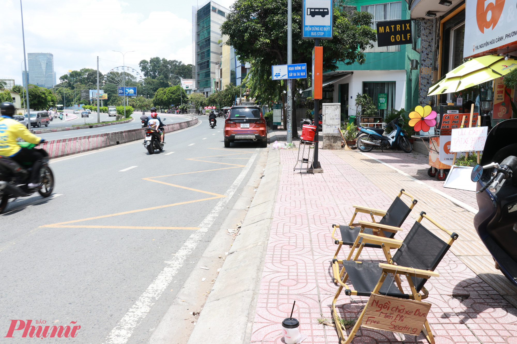 Kh&ocirc;ng gian đợi chờ những chuyến xe bus của b&agrave; con được chủ c&agrave; ph&ecirc; đặt 2 chiếc ghế gỗ, h&agrave;nh động nhỏ nhưng ấm l&ograve;ng 