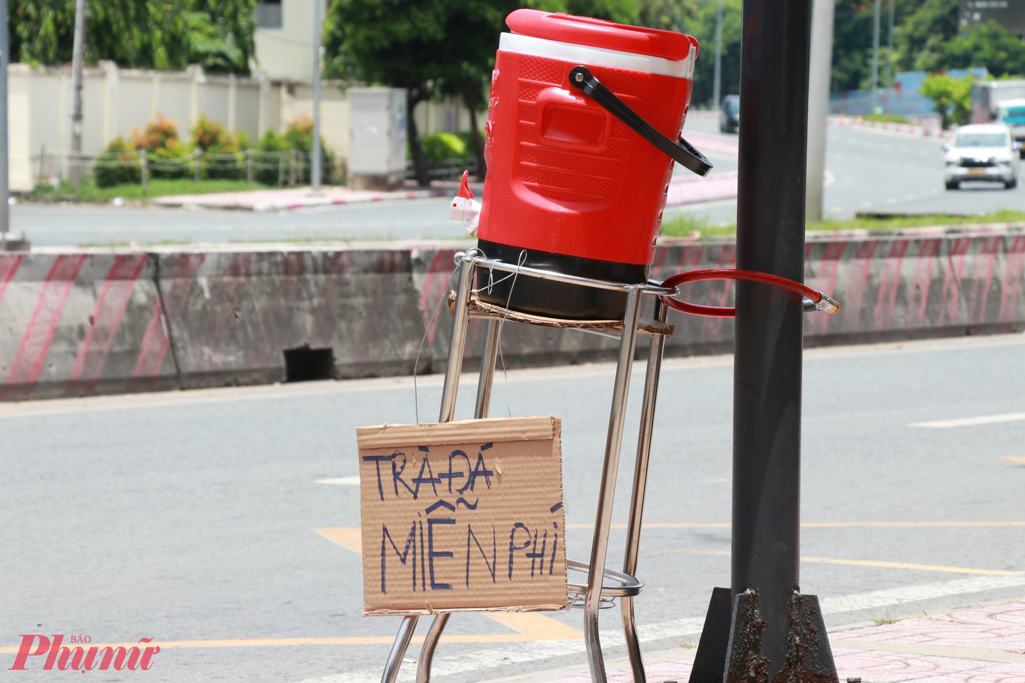 Anh Hoa cũng đặt th&ecirc;m th&ugrave;ng tr&agrave; đ&aacute; miễn ph&iacute;.Người d&acirc;n đi qua qu&aacute;n cũng c&oacute; thể dừng lại uống tr&agrave; đ&aacute; miễn ph&iacute;.