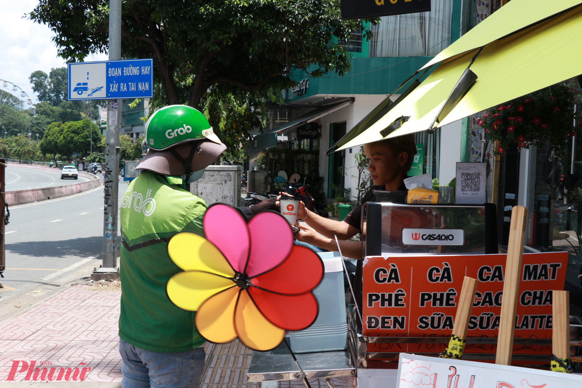 Anh L&ecirc; Đức Hoa &ndash; Nh&acirc;n vi&ecirc;n qu&aacute;n c&agrave; ph&ecirc; cho biết th&ecirc;m: &ldquo; Việc d&agrave;nh gi&aacute; ưu đ&atilde;i cho c&aacute;c shipper để họ bớt th&ecirc;m g&aacute;nh nặng về kinh tế, họ cũng chạy xe kh&oacute; khăn vất vả mưu sinh n&ecirc;n qu&aacute;n t&ocirc;i cũng chuẩn bị một gi&aacute; ưu đ&atilde;i ph&ugrave; hợp với t&uacute;i tiền họ&rdquo;.