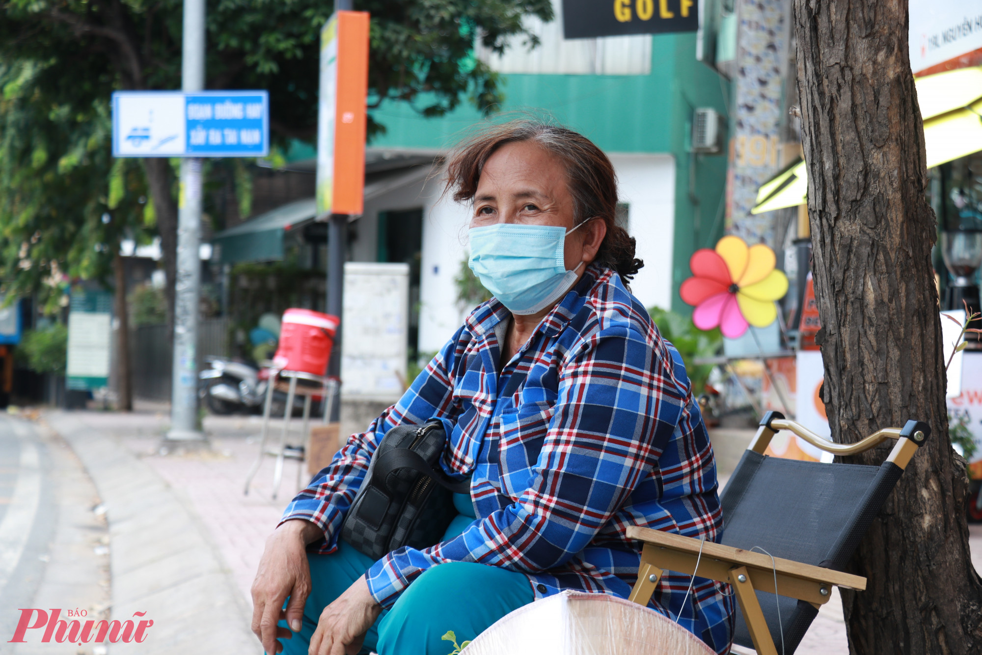 C&ocirc; b&aacute;n v&eacute; số ngồi ghế đ&oacute;n xe trở về quận 7, c&ocirc; chia sẻ: 'Qu&aacute;n c&agrave; ph&ecirc; v&ocirc; c&ugrave;ng tử tế chuẩn bị ghế cho b&agrave; con đợi xe kh&ocirc;ng bị mỏi ch&acirc;n, t&ocirc;i rất hạnh ph&uacute;c với h&agrave;nh động đẹp của qu&aacute;n'.