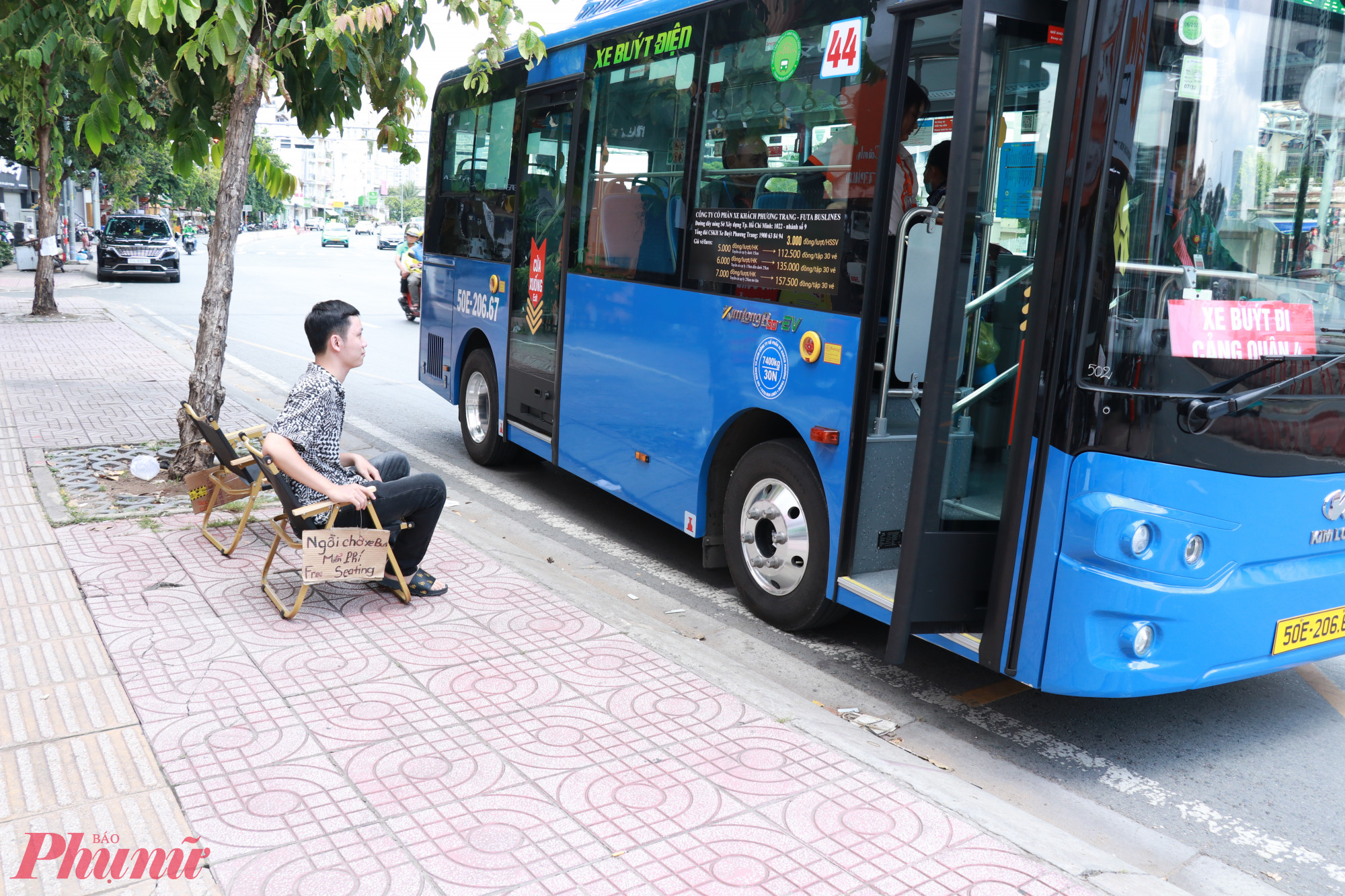 H&agrave;nh kh&aacute;ch ngồi ghế đợi những chuyến xe bus tiếp 