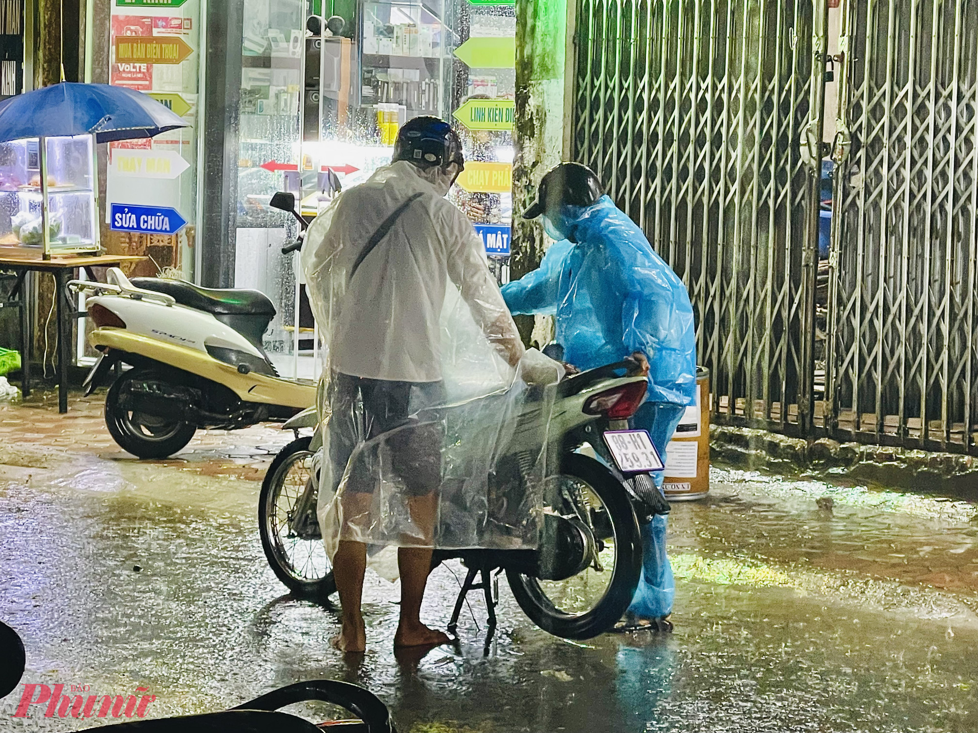 Rất nhiều phương tiện chết m&aacute;y khi cố vượt qua d&ograve;ng nước.