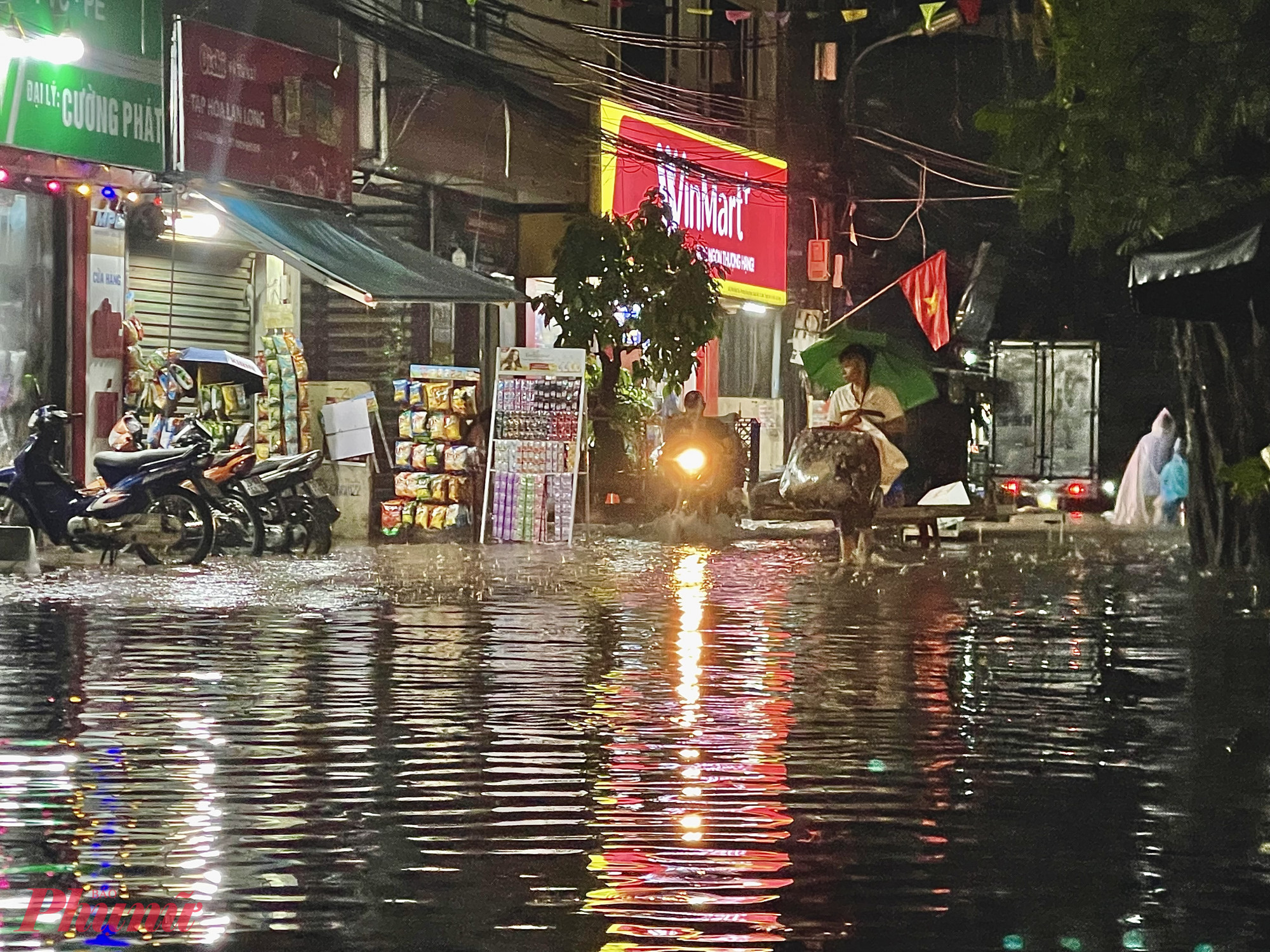 Một con ng&otilde; tại phường Ph&uacute; Thượng đ&atilde;  ngập trong biển nước.