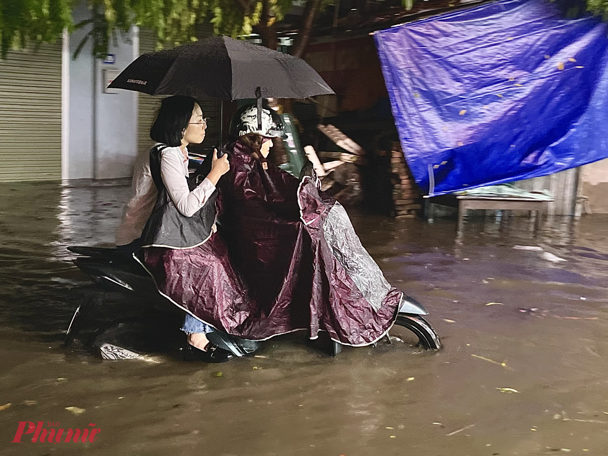 C&aacute;c phương tiện kh&oacute; khăn khi di chuyển qua nơi đ&acirc;y.