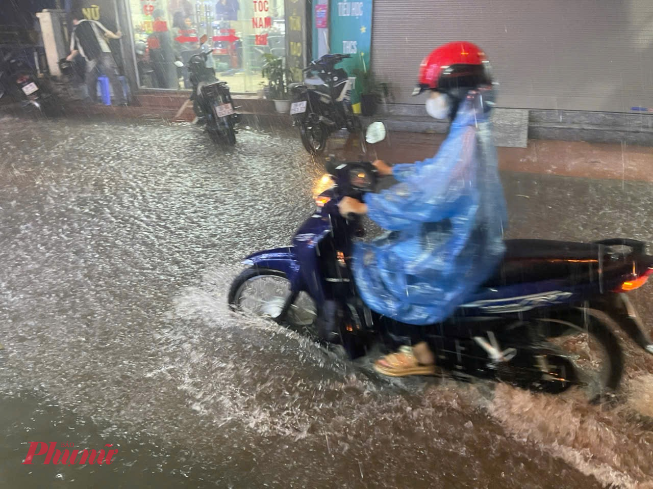 Người d&acirc;n rất vất vả khi vượt qua c&aacute;c điểm ngập dưới trời mưa lớn.