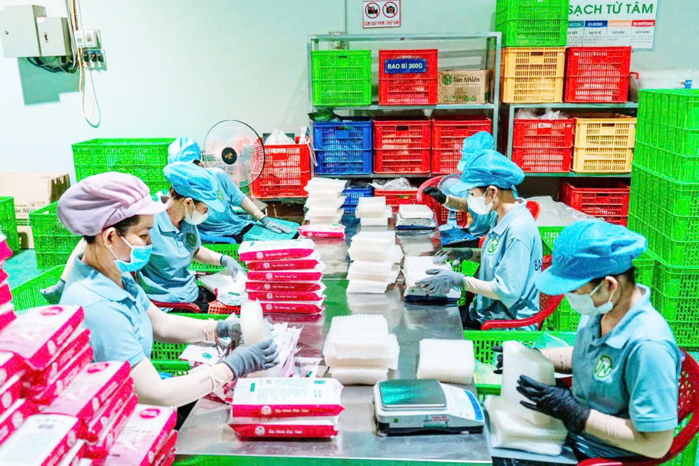 Sản phẩm b&aacute;nh tr&aacute;ng kh&ocirc;ng nh&uacute;ng nước l&agrave; một trong những sản phẩm đạt chứng nhận OCOP của C&ocirc;ng ty TNHH T&acirc;n Nhi&ecirc;n, tỉnh T&acirc;y Ninh