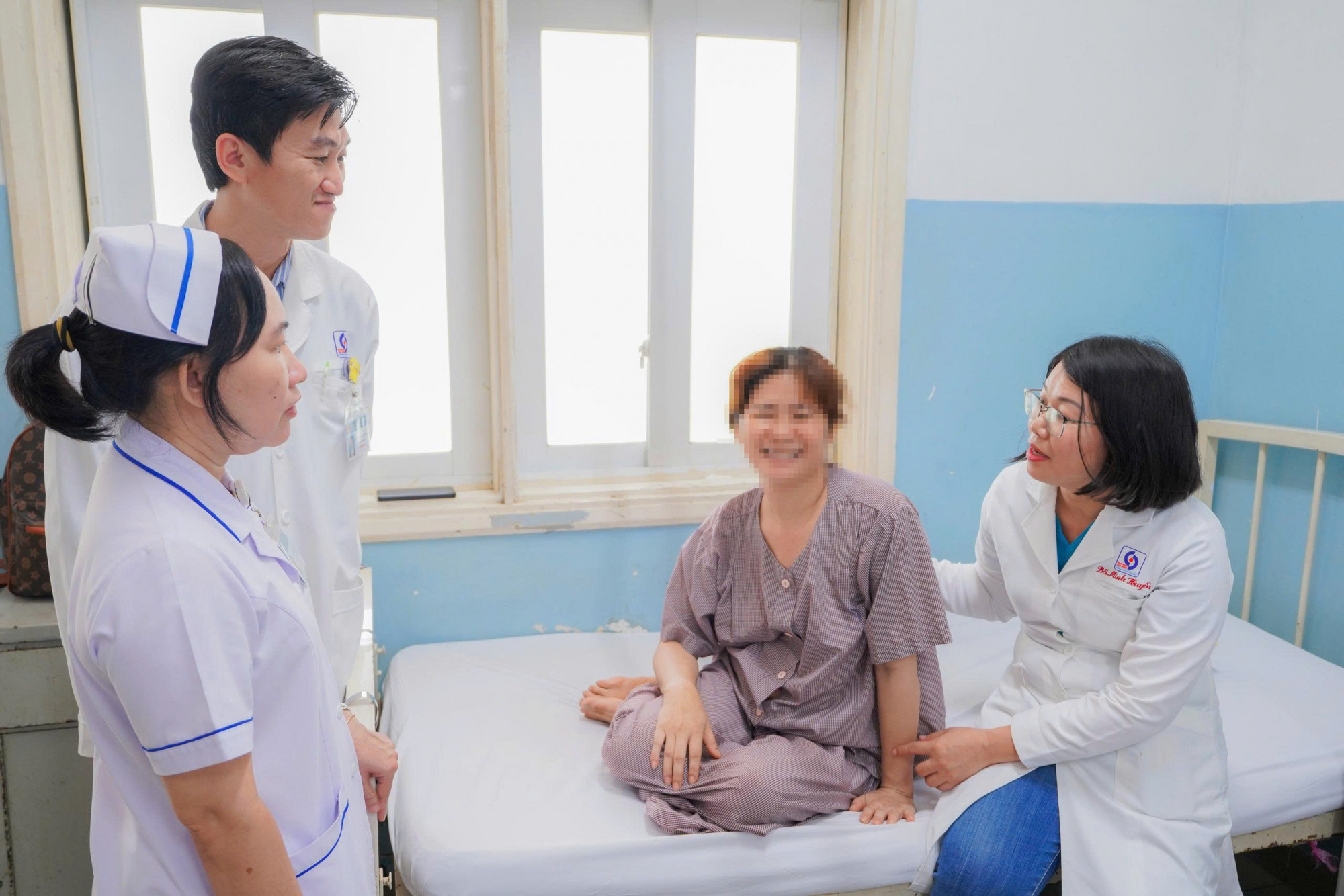 C&aacute;c b&aacute;c sĩ Bệnh viện Nh&acirc;n d&acirc;n Gia Định thăm hỏi, động vi&ecirc;n chị T., ảnh BVCC