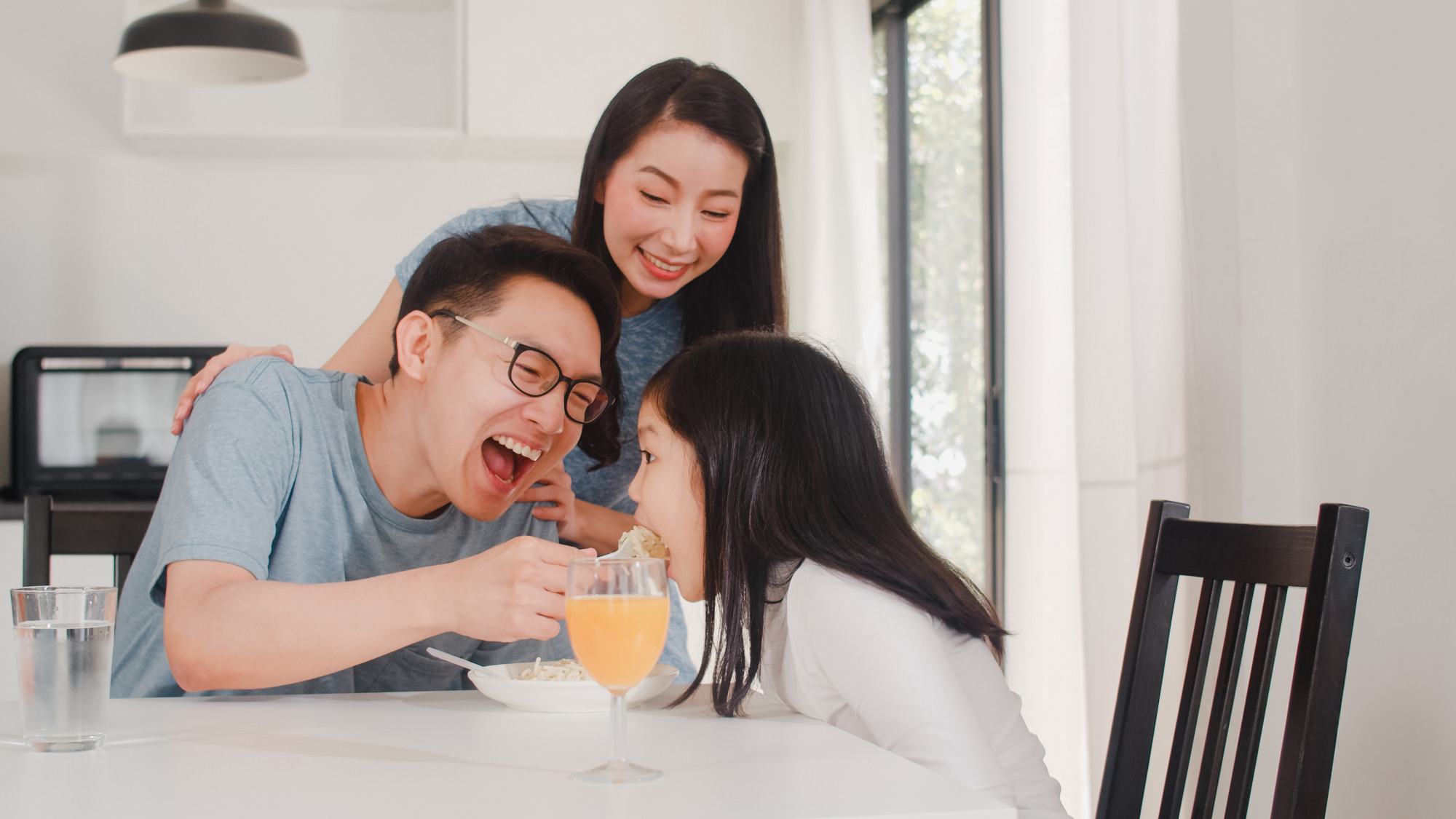 H&ocirc;n nh&acirc;n kh&ocirc;ng cần vỏ bọc, h&ocirc;n nh&acirc;n cần những đồng h&agrave;nh nhỏ b&eacute; ( Ảnh minh họa : Freepik)
