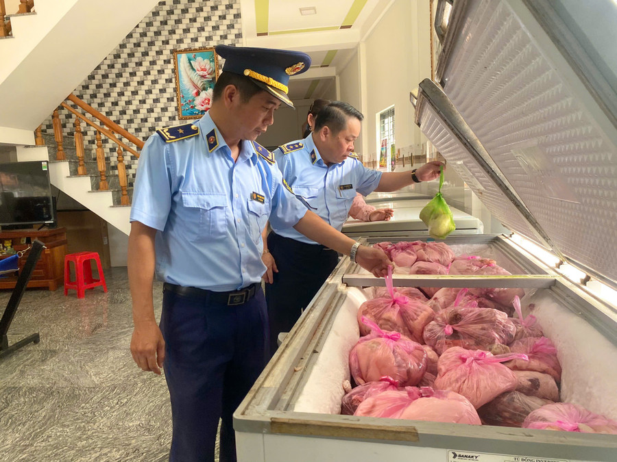 Thịt heo đ&atilde; bốc m&ugrave;i h&ocirc;i thối được ph&aacute;t hiện v&agrave; xử l&yacute; kịp thời - Ảnh: Cục Quản l&yacute; v&agrave; Ph&aacute;t triển thị trường trong nước