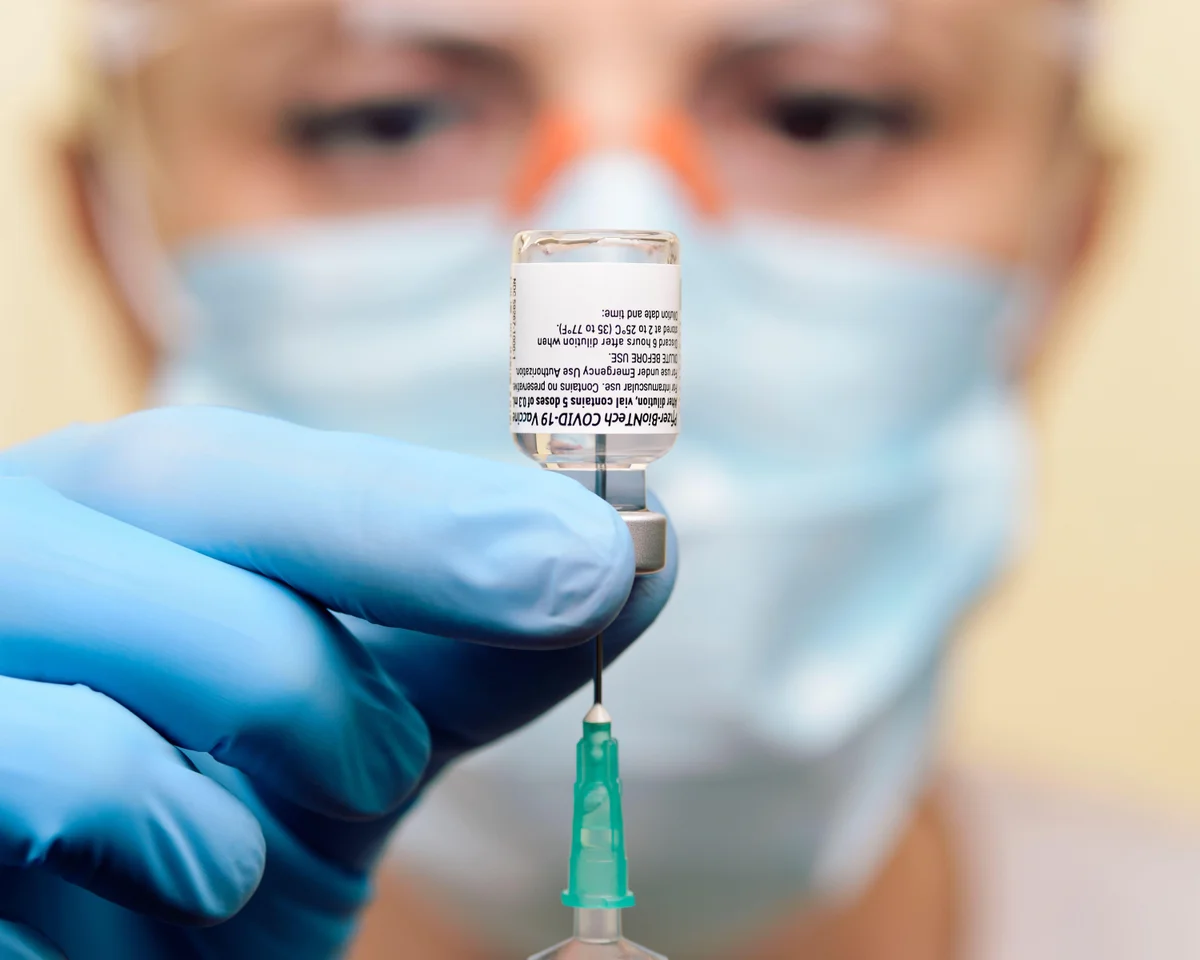 Vaccine BioNTech&ndash;Pfizer chống COVID-19 được chuẩn bị ti&ecirc;m chủng cho một bệnh nh&acirc;n tại Anh - Ảnh: Alamy