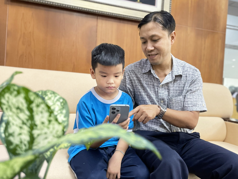 Cha mẹ cần d&agrave;nh thời gian tr&ograve; chuyện, hướng dẫn con sử dụng mạng internet  sao cho an to&agrave;n - ẢNH: NH&Atilde; CH&Acirc;N
