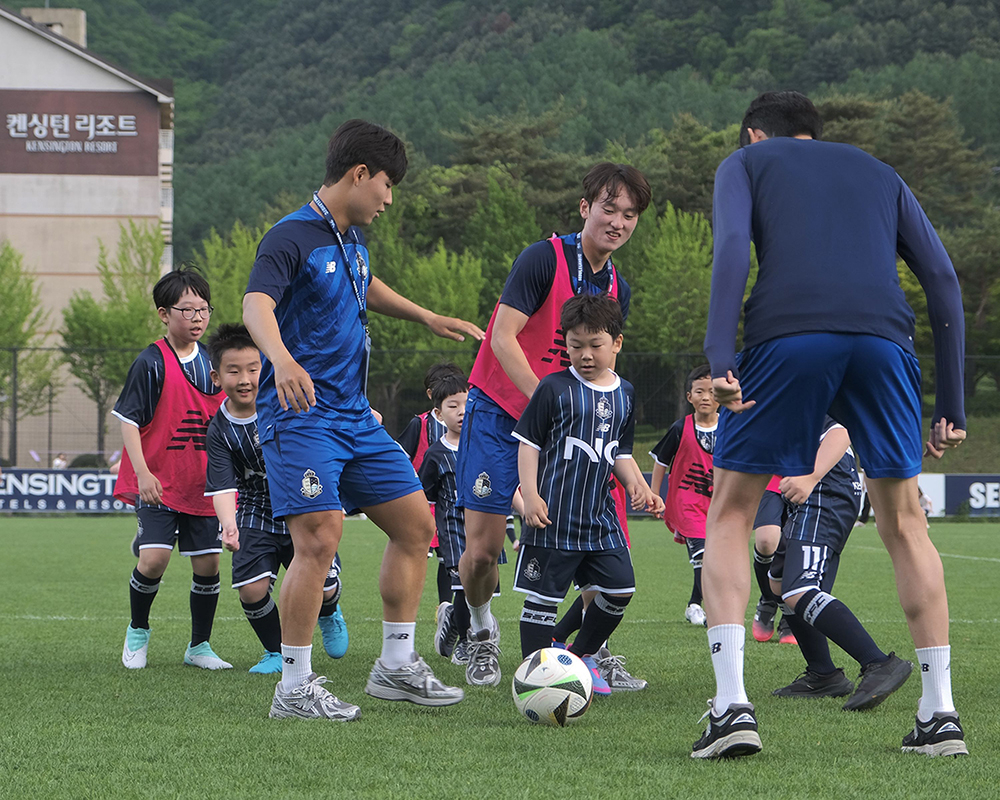 Trẻ em chơi b&oacute;ng đ&aacute; c&ugrave;ng c&aacute;c cầu thủ Seoul E-land FC trong chương tr&igrave;nh b&oacute;ng đ&aacute; 1 ng&agrave;y của kh&aacute;ch sạn nghỉ dưỡng Kensington Resort Gapyeong - Ảnh&rdquo; KENSINGTON RESORT GAPYEONG
