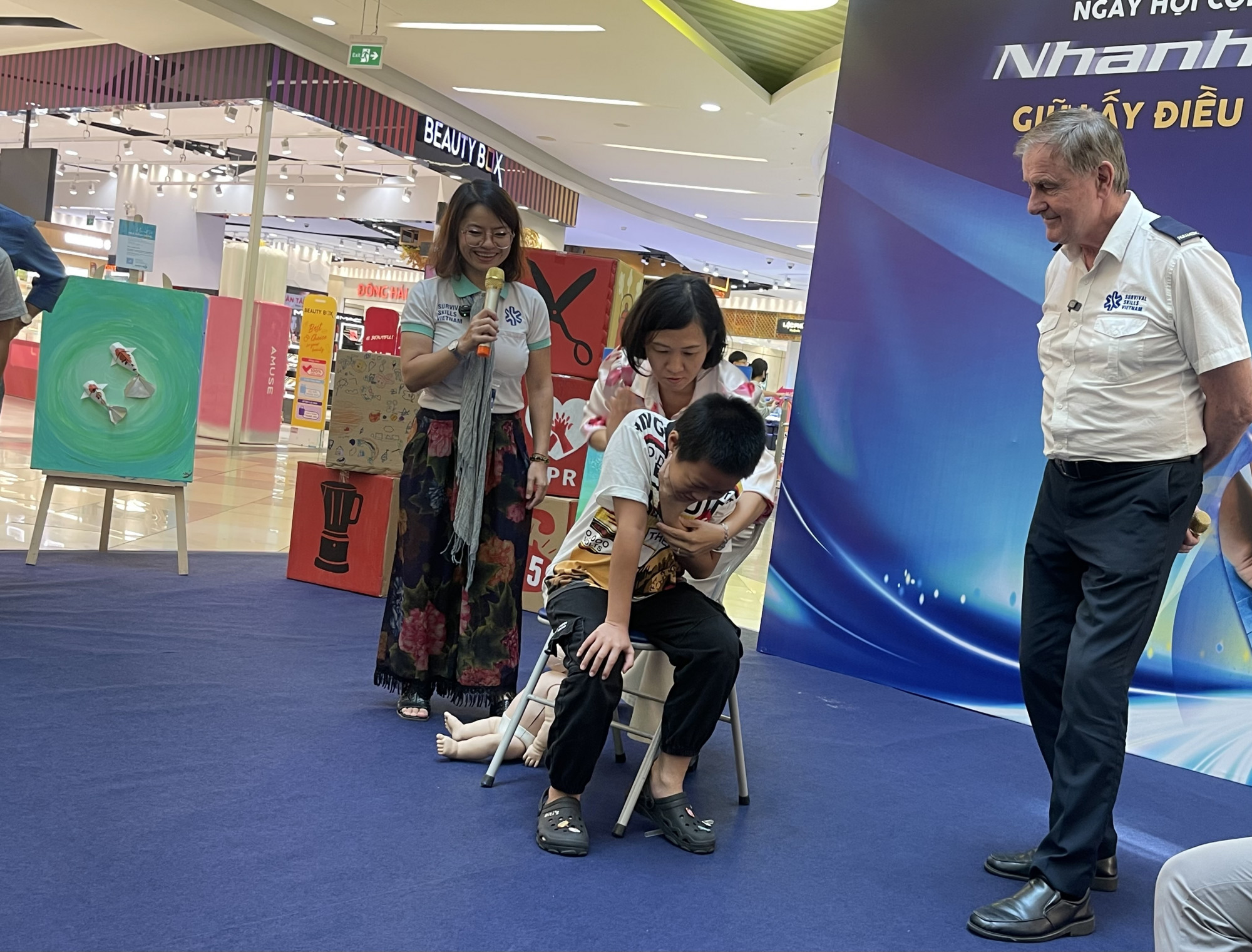 Người d&acirc;n được hướng dẫn c&aacute;c động t&aacute;c sơ cứu trong một số t&igrave;nh huống tai nạn giả định tại sự kiện Nhanh tay giữ lấy điều kỳ diệu (ảnh: Thanh Huyền)
