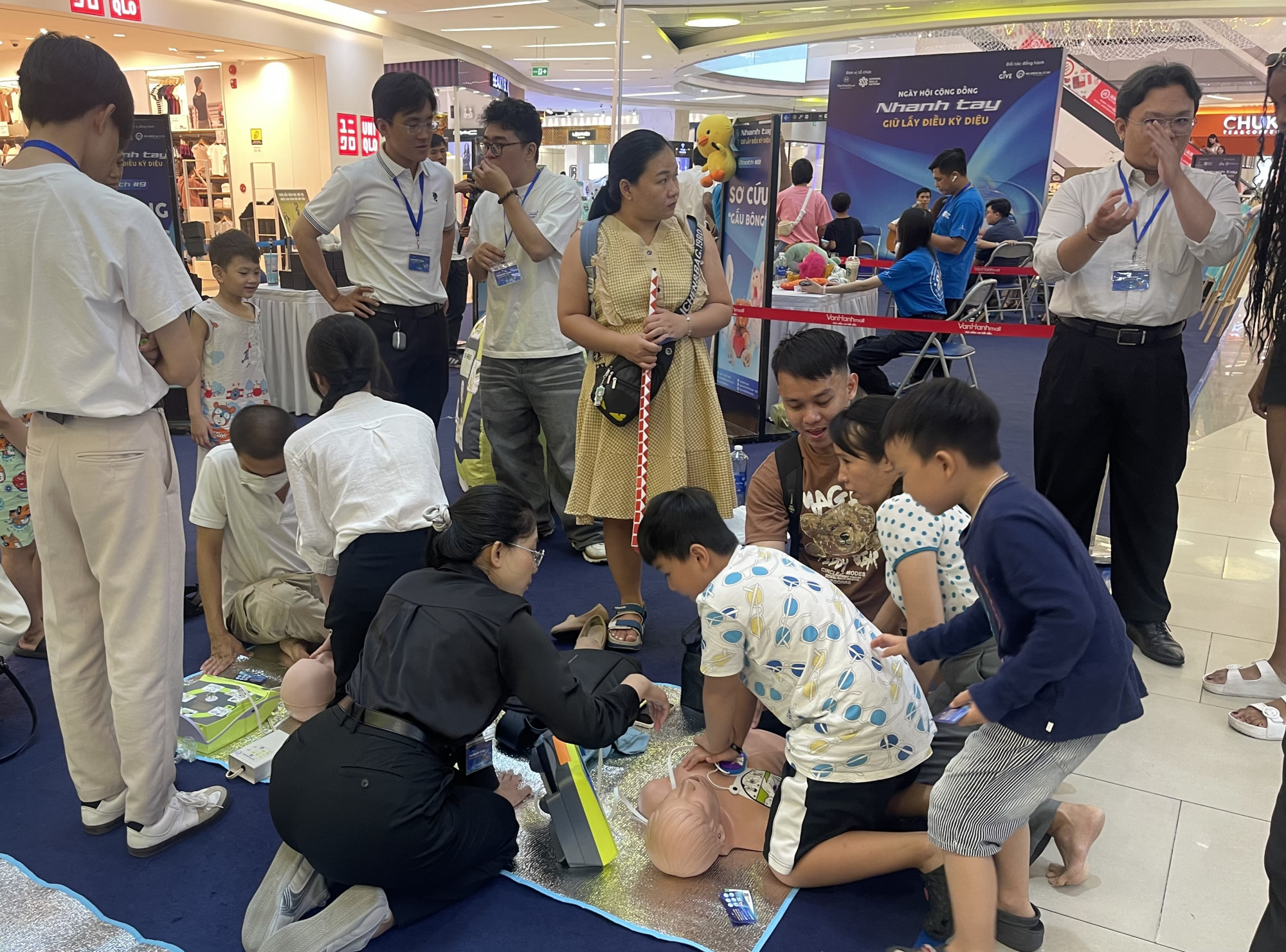 Sự kiện lan toả kỹ năng sơ cấp cứu tai nạn tại Vạn Hạnh Mall thu h&uacute;t sự quan t&acirc;m của đ&ocirc;ng đảo người mua sắm (ảnh: Thanh Huyền)