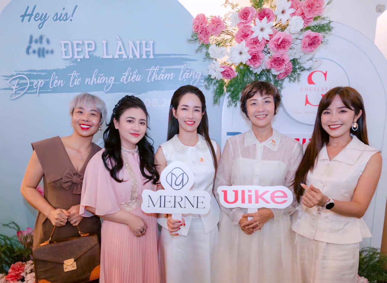 Từ tr&aacute;i sang: chị Hana Trần, Anne Tăng, T&ocirc;n Nữ Xu&acirc;n Quy&ecirc;n, Nguyễn Ho&agrave;ng Yến, Hương Lưu tại Coffee Talk th&aacute;ng T&aacute;m do cộng đồng SheSlays tổ chức với chủ đề &ldquo;Đẹp l&agrave;nh - Đẹp l&ecirc;n từ những điều thầm lặng&rdquo; - Ảnh: SheSlays